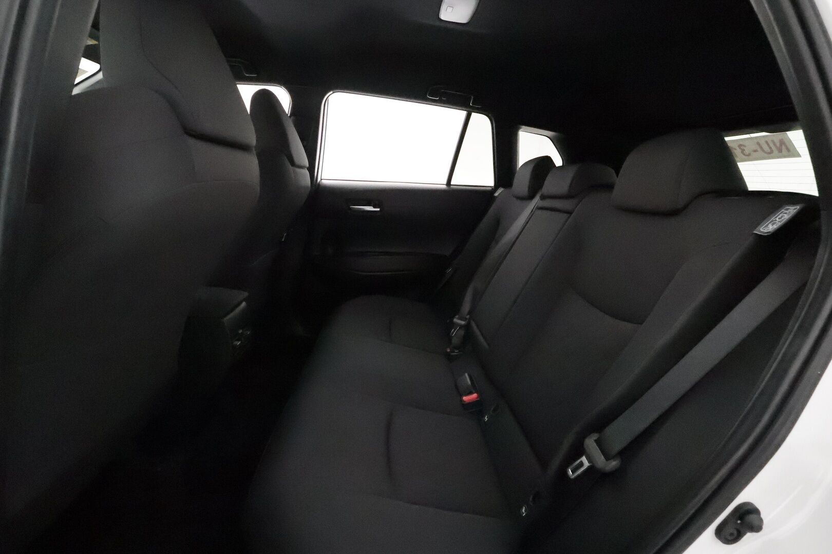 TOYOTA COROLLA CROSS 2022 2.0 Hybrid AWD-i Launch Edition ** Adapt.vakkari / P.kamera / Navi / Digimittaristo / KeylessGo / LED / Ratinlämmitin** - 3,99 % KORKOTARJOUS TÄHÄN AUTOON 31.8. ASTI! - Kahdet renkaat aluvanteilla / Merkkihuollettu