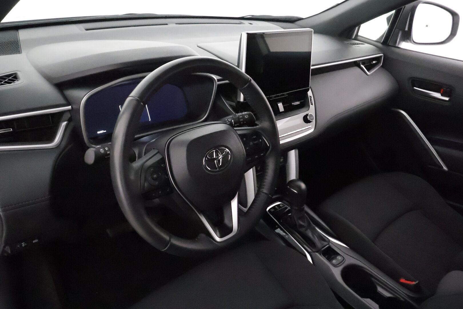 TOYOTA COROLLA CROSS 2022 2.0 Hybrid AWD-i Launch Edition ** Adapt.vakkari / P.kamera / Navi / Digimittaristo / KeylessGo / LED / Ratinlämmitin** - 3,99 % KORKOTARJOUS TÄHÄN AUTOON 31.8. ASTI! - Kahdet renkaat aluvanteilla / Merkkihuollettu