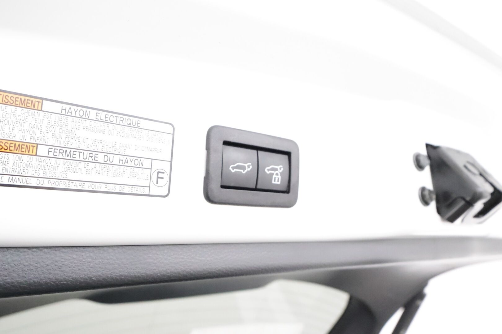 TOYOTA COROLLA CROSS 2022 2.0 Hybrid AWD-i Launch Edition ** Adapt.vakkari / P.kamera / Navi / Digimittaristo / KeylessGo / LED / Ratinlämmitin** - 3,99 % KORKOTARJOUS TÄHÄN AUTOON 31.8. ASTI! - Kahdet renkaat aluvanteilla / Merkkihuollettu