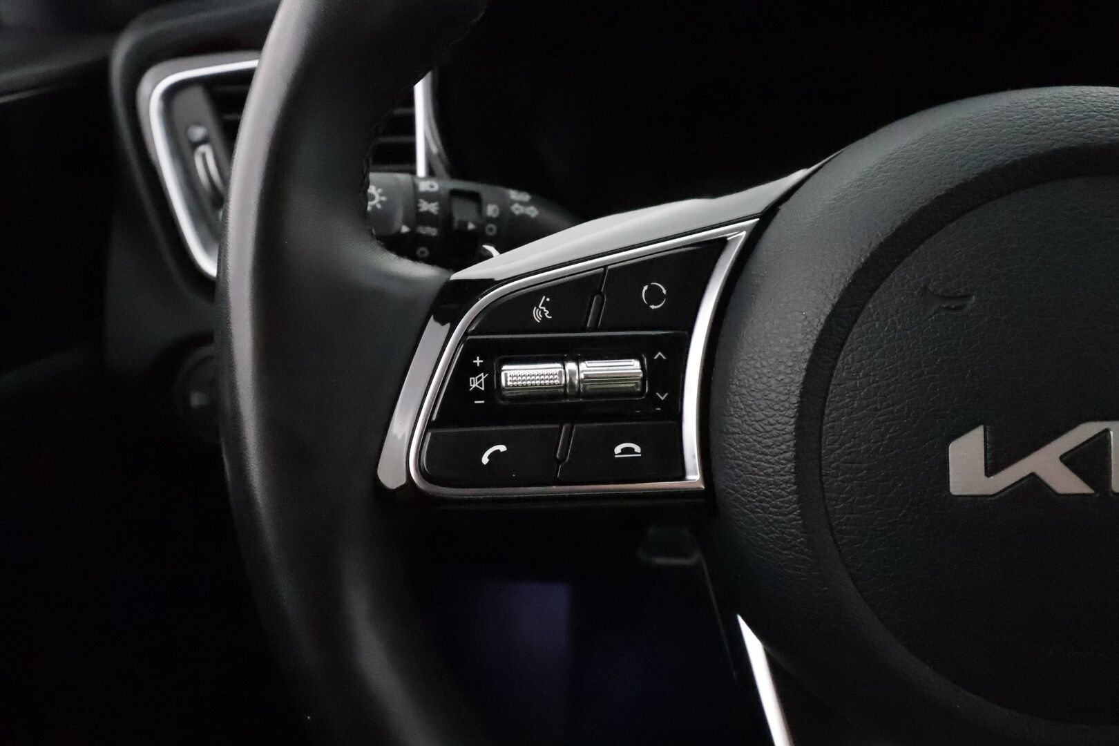 KIA XCEED 2022 1,6 GDI Plug-In Hybrid Business Premium DCT **Adapt.vakkari / P.kamera / Puolinahat / Digimittaristo / Sähköluukku** - Kahdet renkaat aluvanteilla / Merkkihuollettu / KeylessGo / Apple&Android