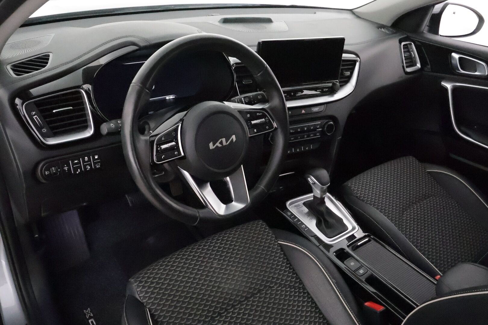 KIA XCEED 2022 1,6 GDI Plug-In Hybrid Business Premium DCT **Adapt.vakkari / P.kamera / Puolinahat / Digimittaristo / Sähköluukku** - Kahdet renkaat aluvanteilla / Merkkihuollettu / KeylessGo / Apple&Android
