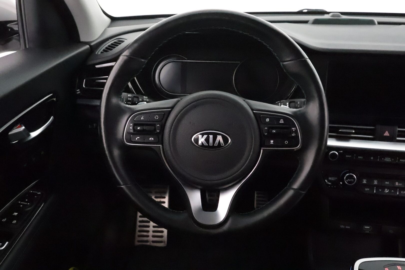 KIA NIRO 2021 64 kWh Advance Plus **Adapt.vakkari / Ilmastoidut nahat / Lämpöpumppu / P.kamera / Muistipenkki / LED / Digimittaristo** - *Super Varusteet* SoH 96,4% / Kahdet hyvät renkaat aluvanteilla / Merkkihuollettu