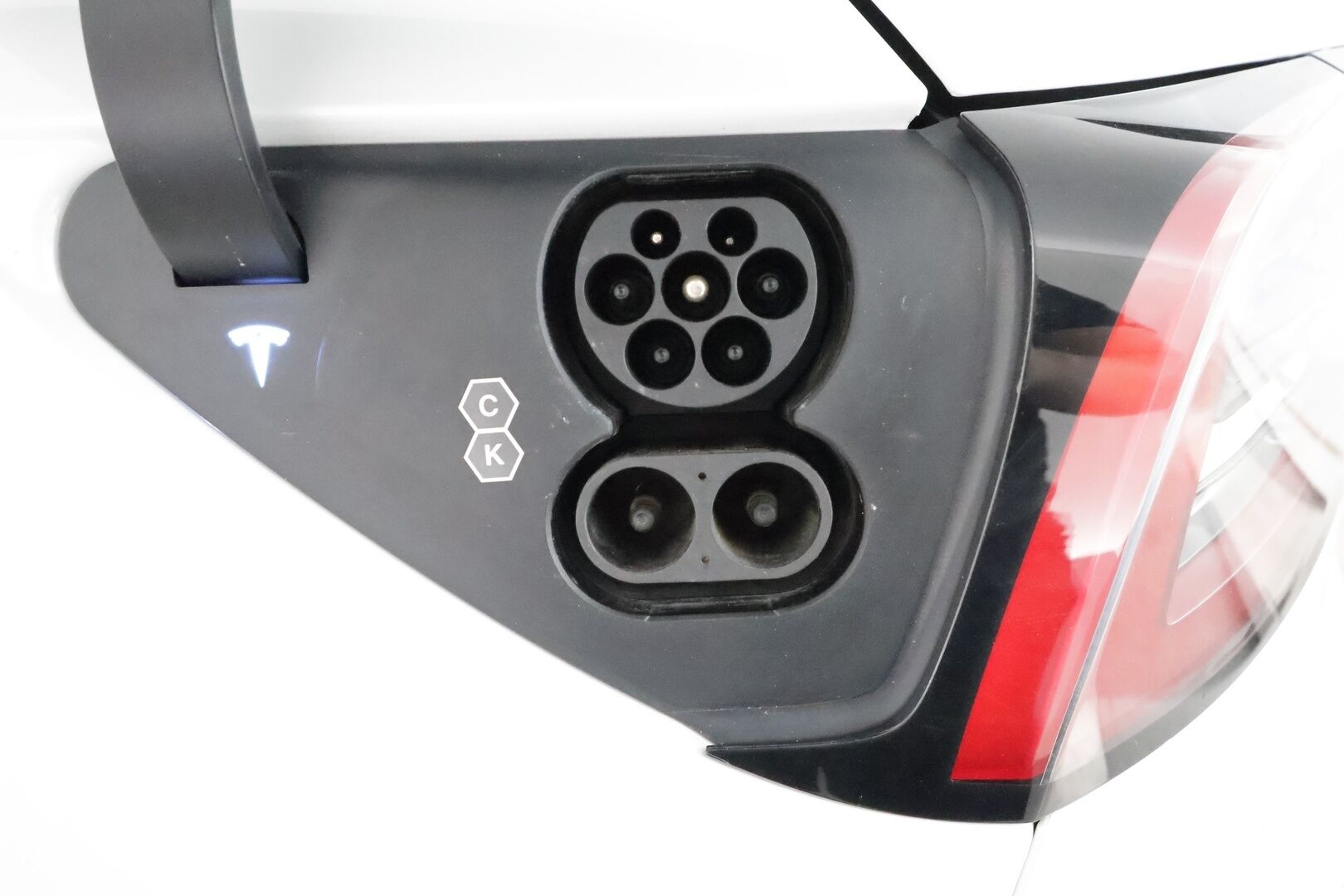 TESLA MODEL Y 2022 Performance AWD AMD Ryzen **Lasikatto / Lämpöpumppu / Adapt.Vakkari / Matrix-LED / P.Kamera / Muistipenkki / Navi** - 3,99 % KORKOTARJOUS TÄHÄN AUTOON - 2x Latauskaapelit / Kahdet Renkaat