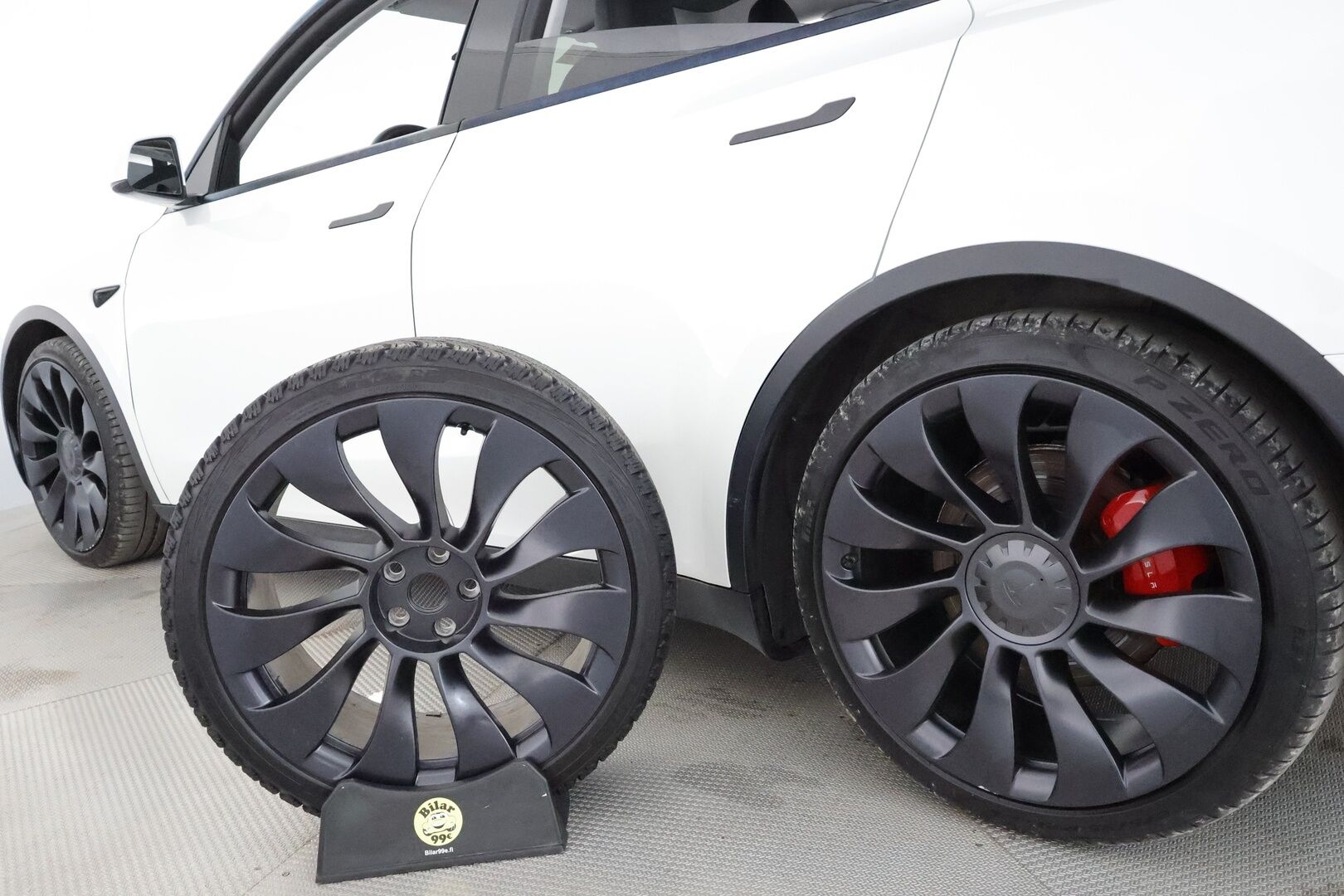 TESLA MODEL Y 2022 Performance AWD AMD Ryzen **Lasikatto / Lämpöpumppu / Adapt.Vakkari / Matrix-LED / P.Kamera / Muistipenkki / Navi** - 3,99 % KORKOTARJOUS TÄHÄN AUTOON - 2x Latauskaapelit / Kahdet Renkaat