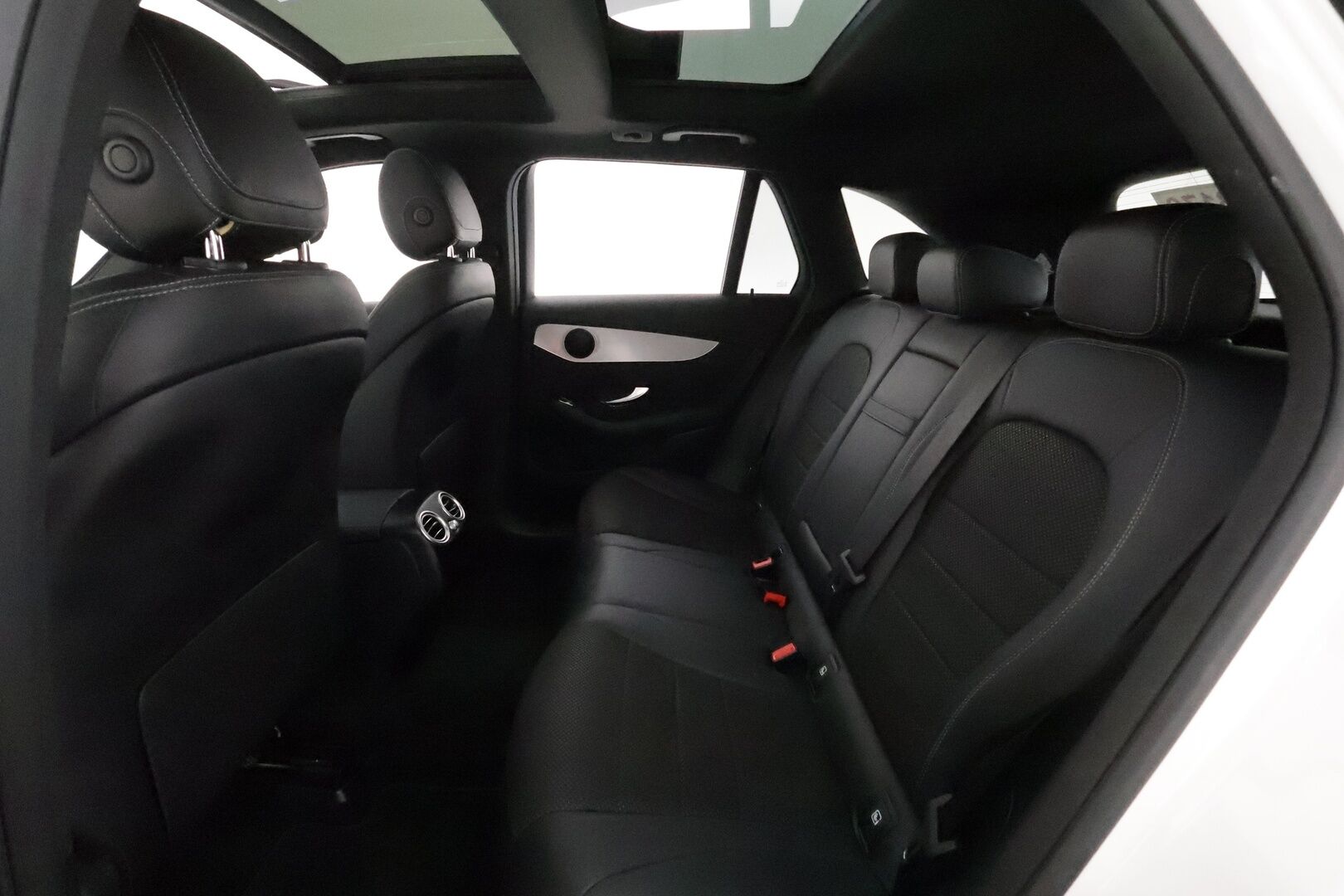 MERCEDES-BENZ GLC 2020 300 e 4MATIC A Business EQ Power **Panorama / Distronic+ / Multibeam / Koukku / P.kamera / Sporttipenkit / Navi** - Lisälämmitin / 2x Latauskaapelit / Kahdet Renkaat / KeylessGo