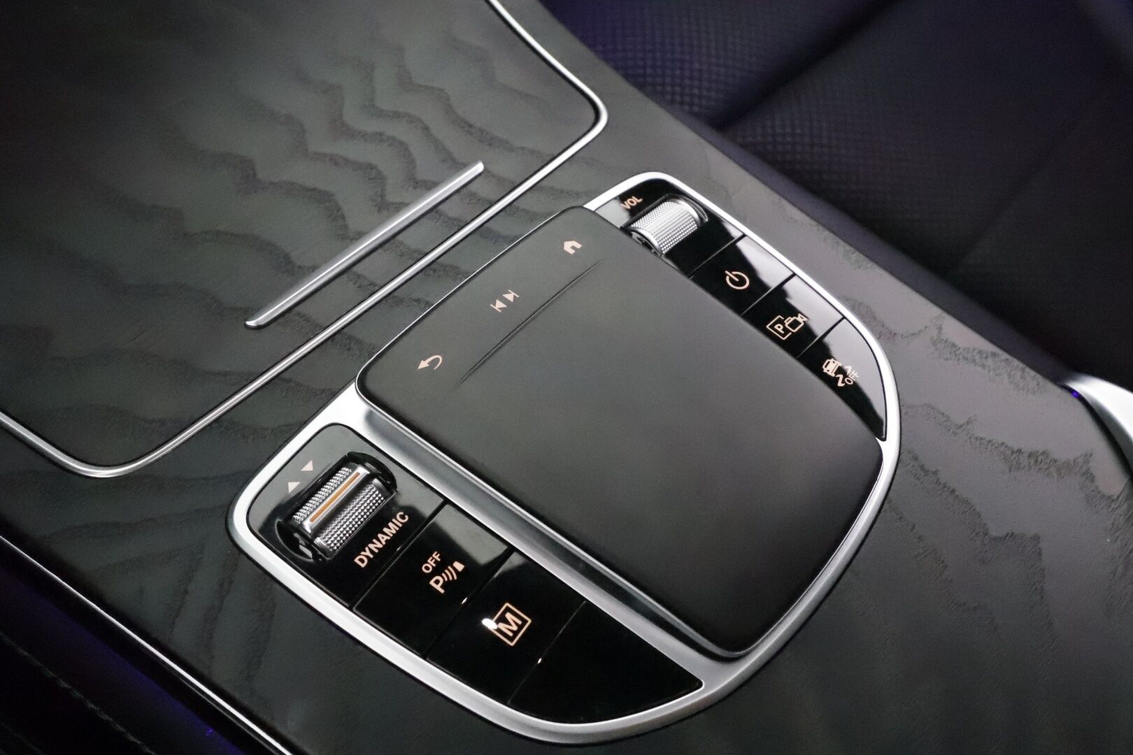 MERCEDES-BENZ GLC 2020 300 e 4MATIC A Business EQ Power **Panorama / Distronic+ / Multibeam / Koukku / P.kamera / Sporttipenkit / Navi** - Lisälämmitin / 2x Latauskaapelit / Kahdet Renkaat / KeylessGo