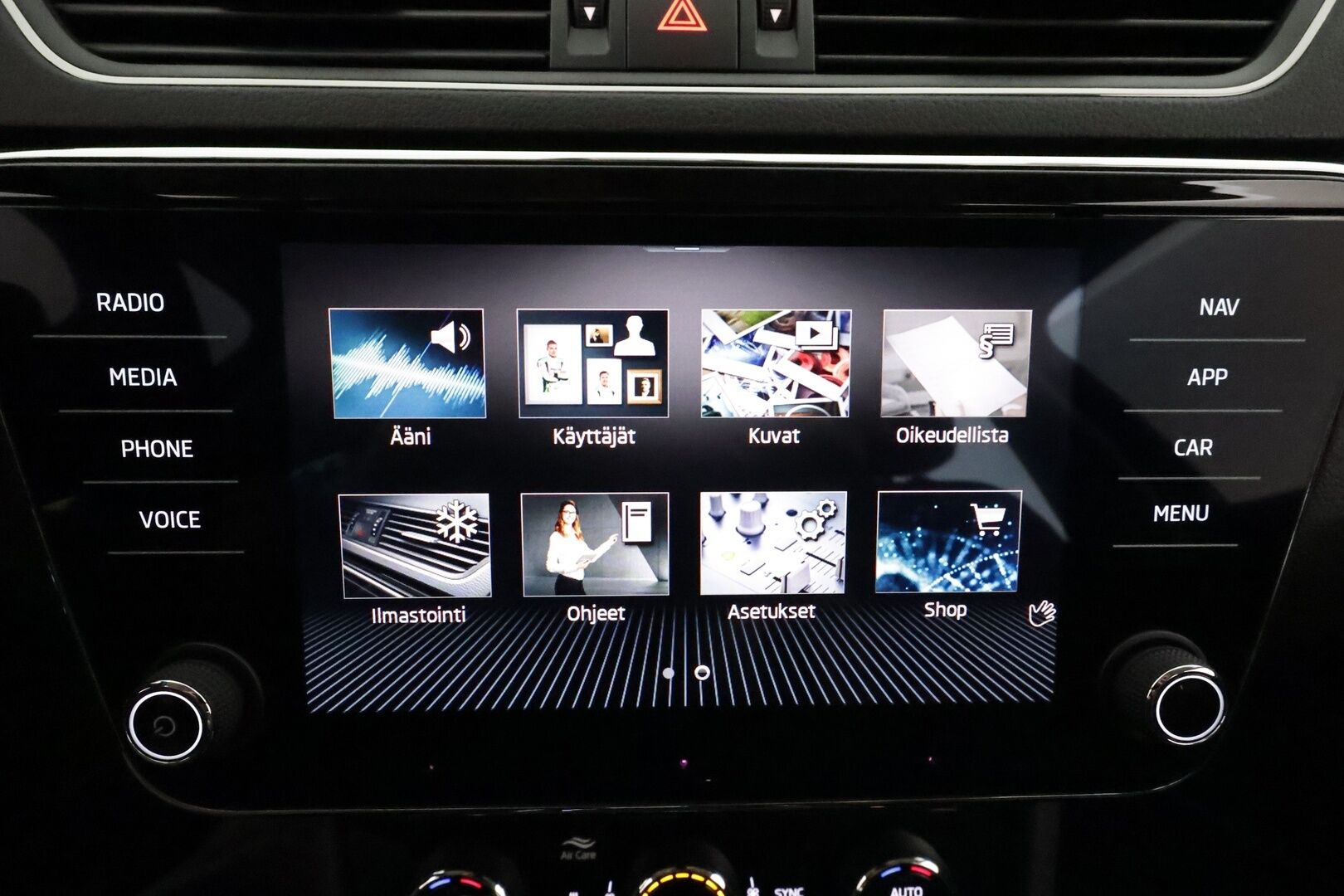 SKODA SUPERB 2023 Combi 1.4 TSI PHEV Style iV DSG **Webasto / Koukku / Adapt.Vakkari / Matrix-LED / P.kamera / Muistipenkki / Navi** - 2x Latauskaapelit