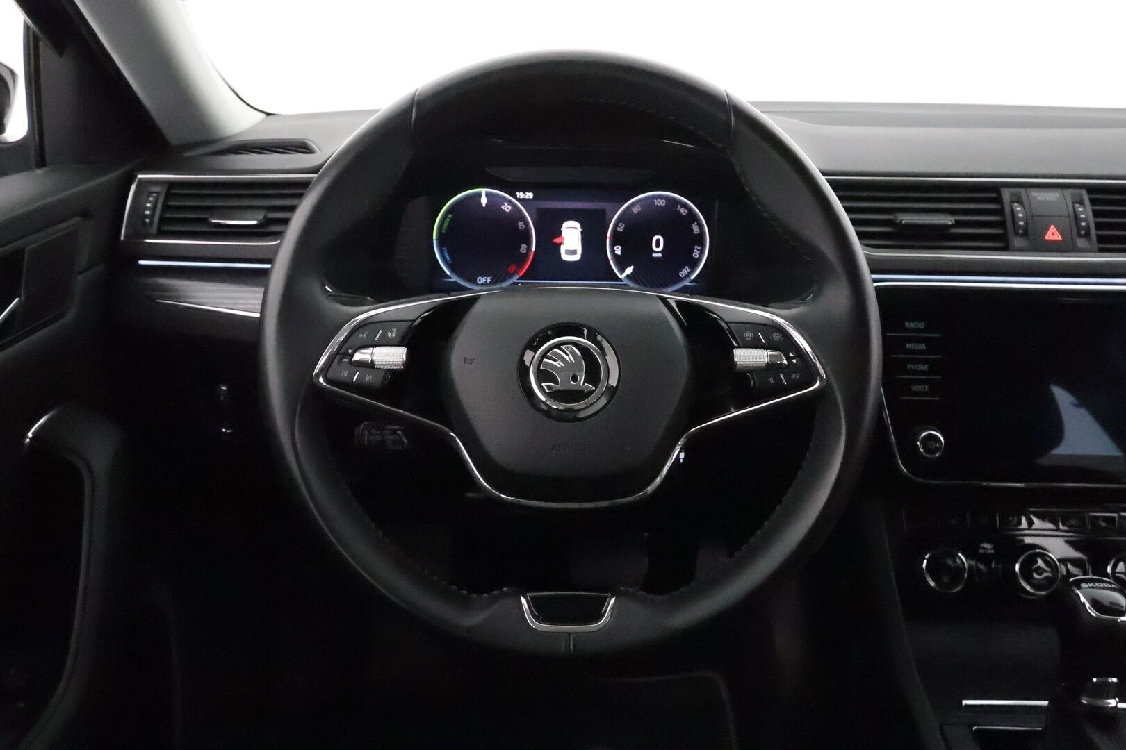 SKODA SUPERB 2023 Combi 1.4 TSI PHEV Style iV DSG **Webasto / Koukku / Adapt.Vakkari / Matrix-LED / P.kamera / Muistipenkki / Navi** - 2x Latauskaapelit