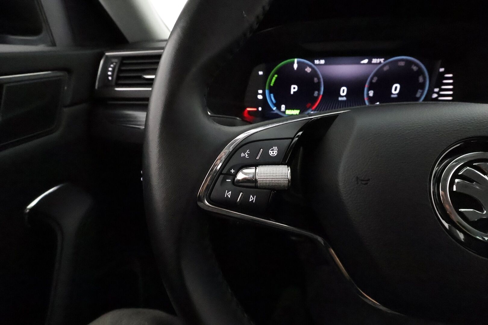 SKODA SUPERB 2023 Combi 1.4 TSI PHEV Style iV DSG **Webasto / Koukku / Adapt.Vakkari / Matrix-LED / P.kamera / Muistipenkki / Navi** - 2x Latauskaapelit