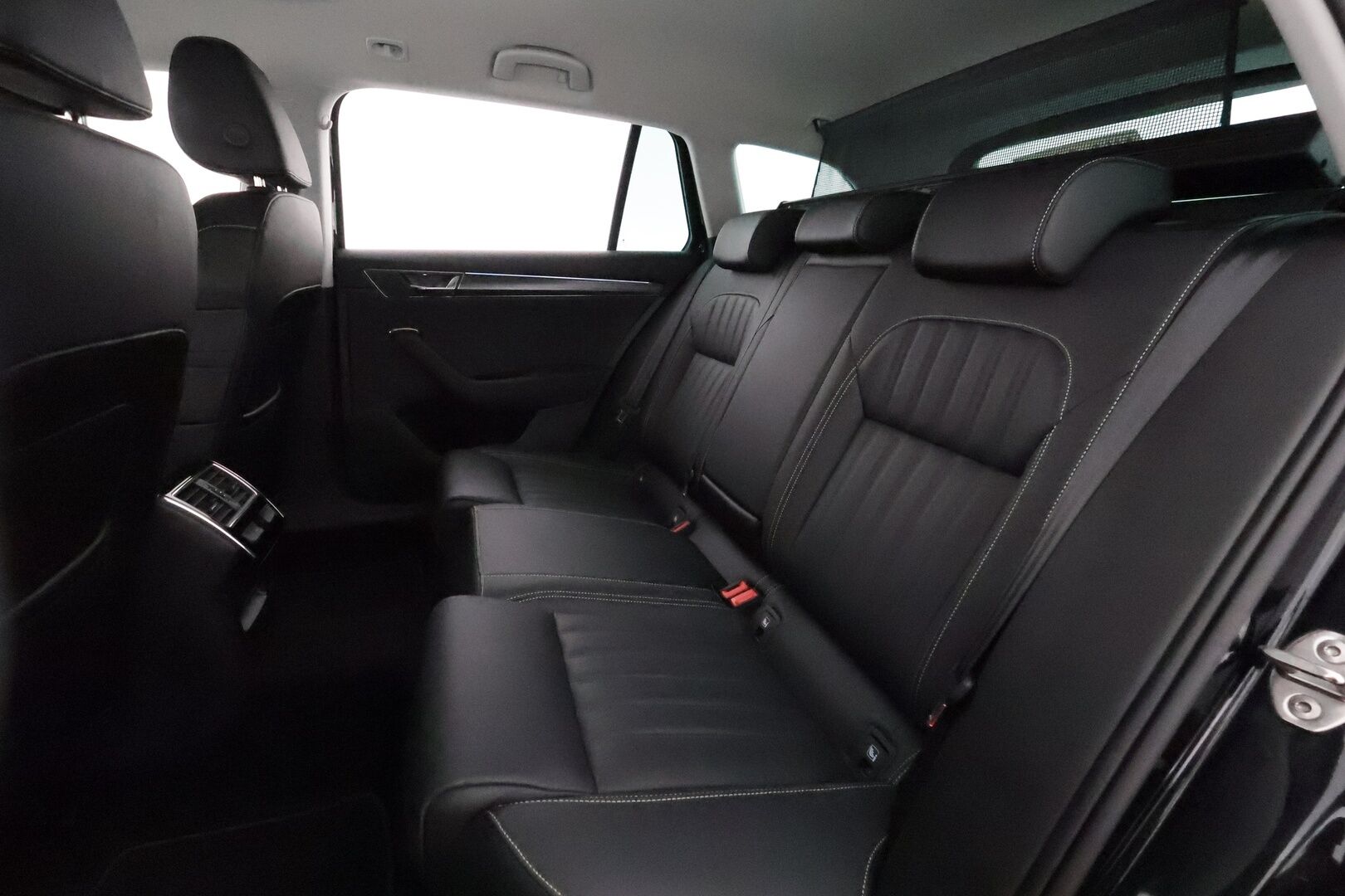 SKODA SUPERB 2023 Combi 1.4 TSI PHEV Style iV DSG **Webasto / Koukku / Adapt.Vakkari / Matrix-LED / P.kamera / Muistipenkki / Navi** - 2x Latauskaapelit