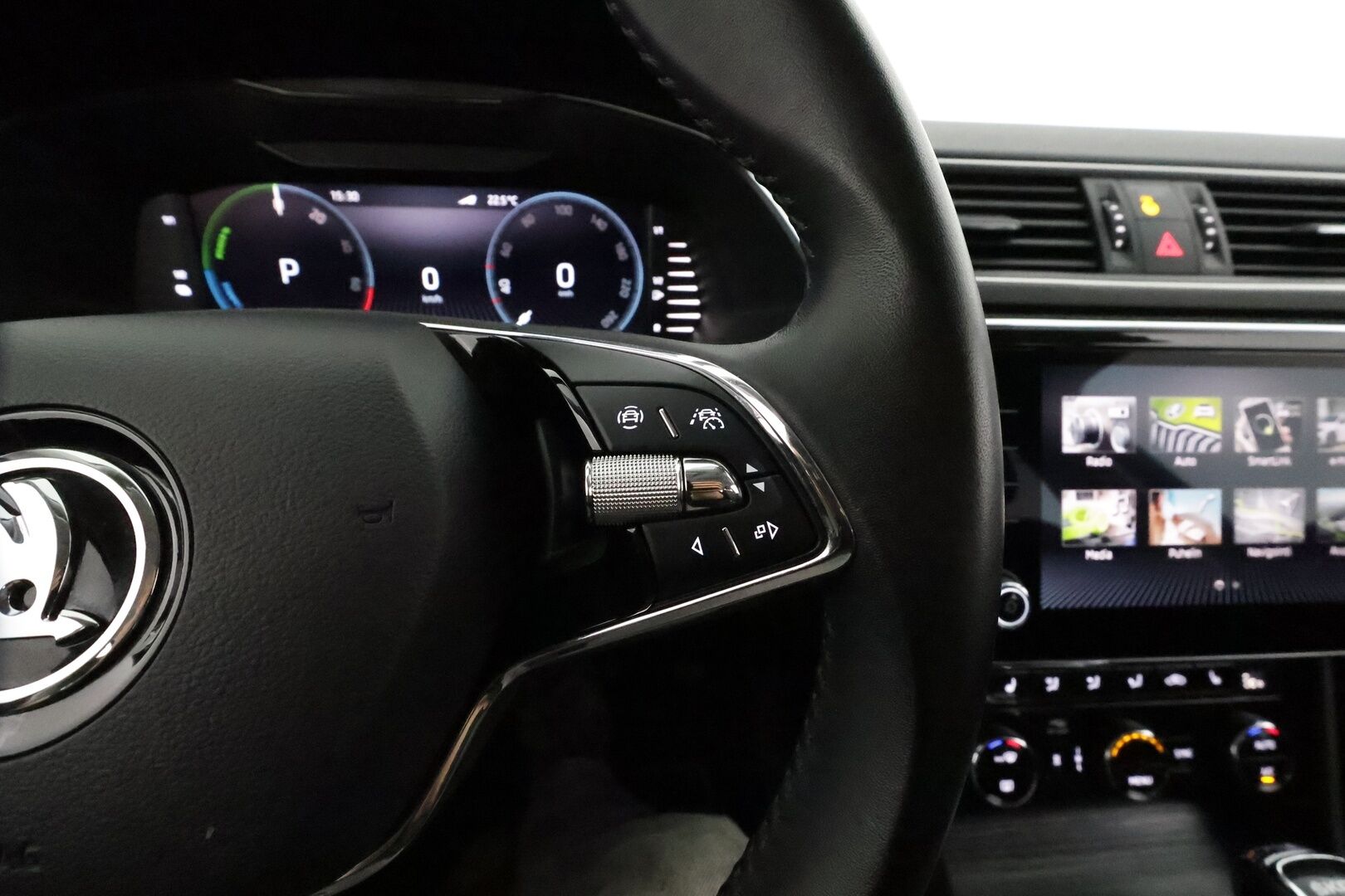 SKODA SUPERB 2023 Combi 1.4 TSI PHEV Style iV DSG **Webasto / Koukku / Adapt.Vakkari / Matrix-LED / P.kamera / Muistipenkki / Navi** - 2x Latauskaapelit