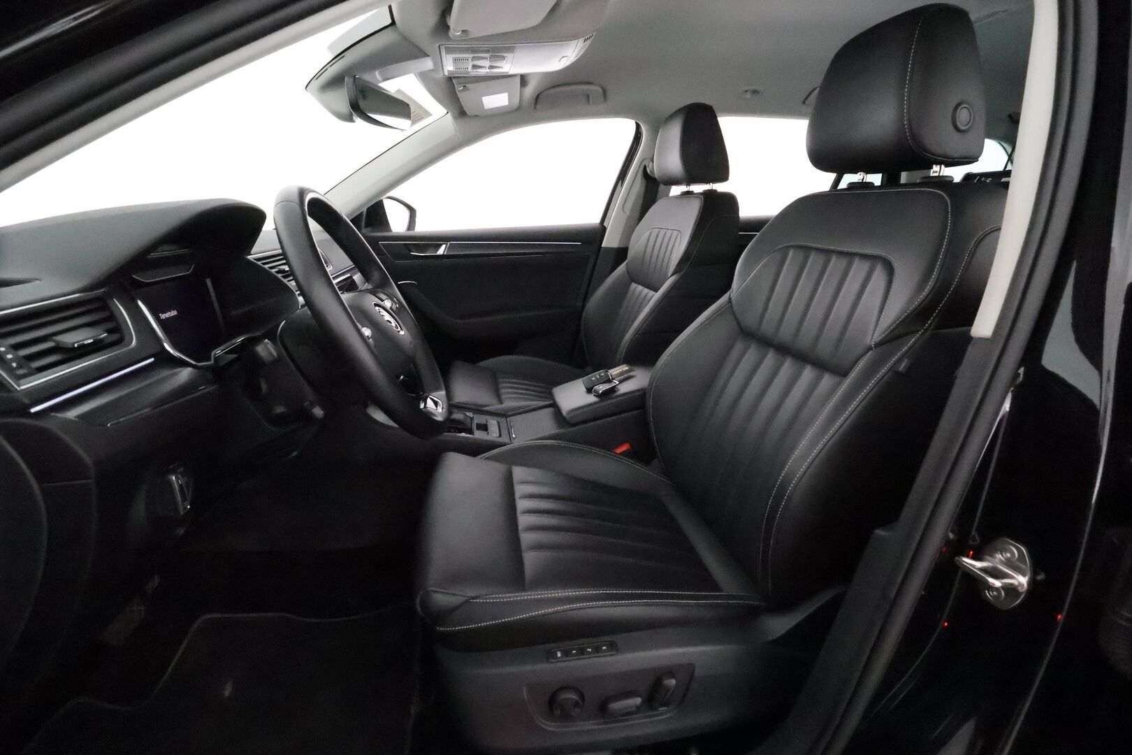 SKODA SUPERB 2023 Combi 1.4 TSI PHEV Style iV DSG **Webasto / Koukku / Adapt.Vakkari / Matrix-LED / P.kamera / Muistipenkki / Navi** - 2x Latauskaapelit