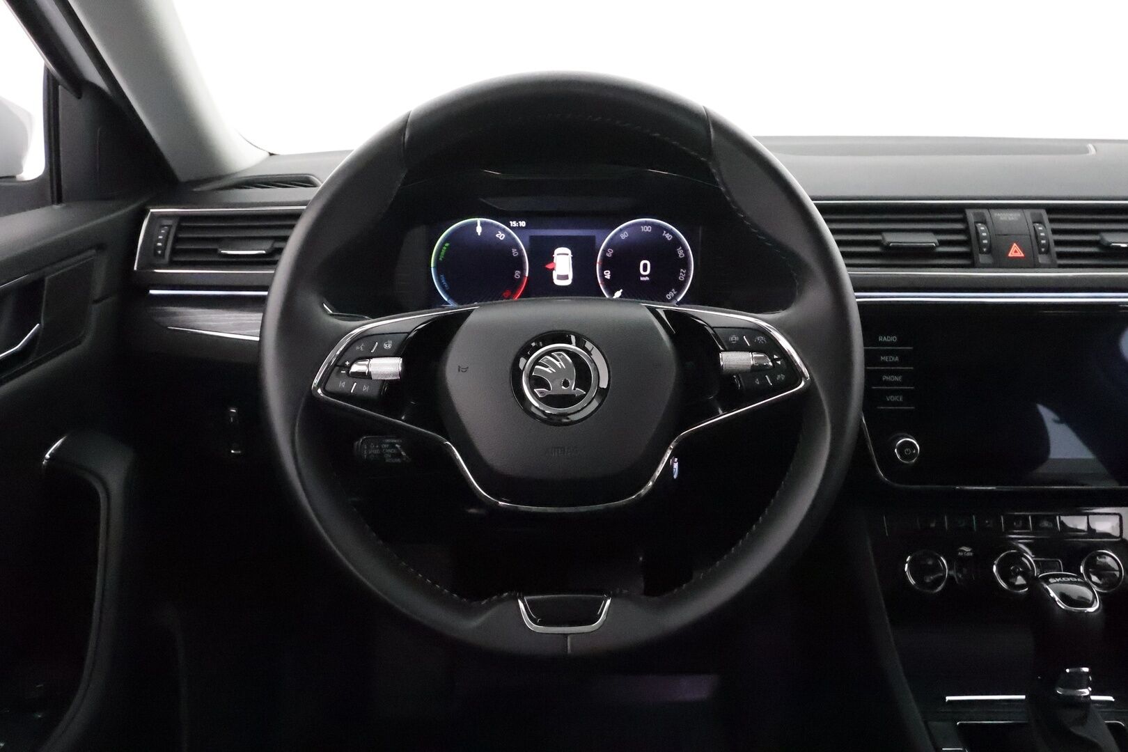 SKODA SUPERB 2023 Combi 1.4 TSI PHEV Style iV DSG **Webasto / Koukku / Adapt.Vakkari / Matrix-LED / P.kamera / Muistipenkki / Navi** - Akku kuntotarkastettu / 2x Latauskaapelit / Kahdet Renkaat