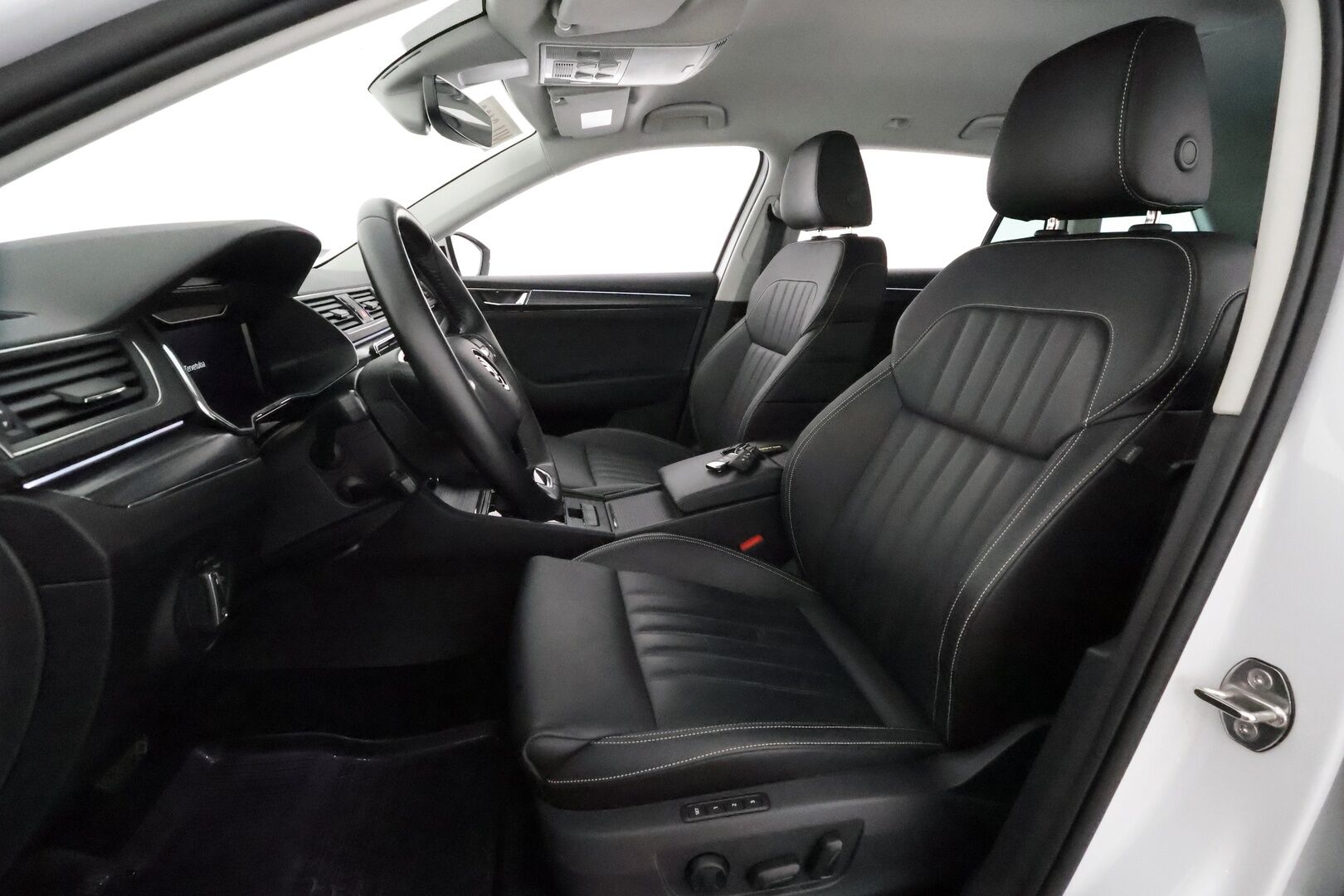 SKODA SUPERB 2023 Combi 1.4 TSI PHEV Style iV DSG **Webasto / Koukku / Adapt.Vakkari / Matrix-LED / P.kamera / Muistipenkki / Navi** - Akku kuntotarkastettu / 2x Latauskaapelit / Kahdet Renkaat
