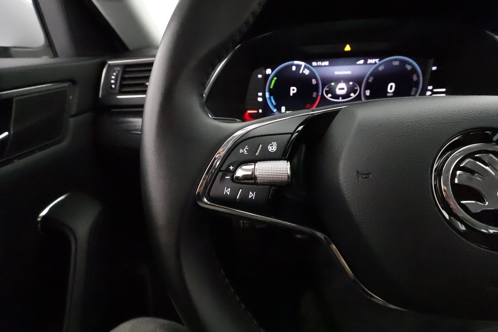 SKODA SUPERB 2023 Combi 1.4 TSI PHEV Style iV DSG **Webasto / Koukku / Adapt.Vakkari / Matrix-LED / P.kamera / Muistipenkki / Navi** - Akku kuntotarkastettu / 2x Latauskaapelit / Kahdet Renkaat