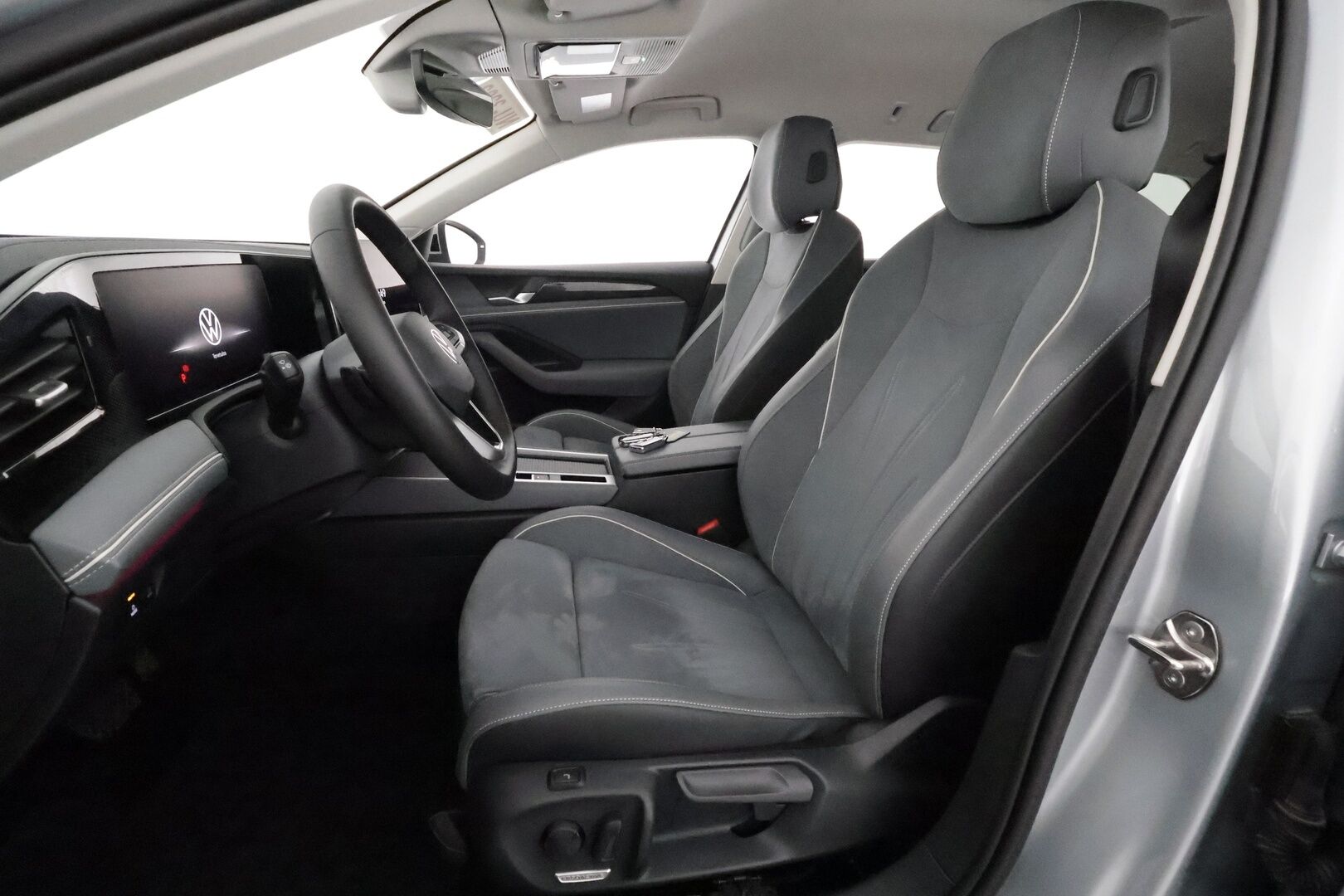 VOLKSWAGEN PASSAT 2024 Variant Business 1,5 eTSI 110kW DSG **Webasto / Koukku / Adapt.Vakkari / LED-valot / P.kamera / Hierovat Sporttipenkit** - 3,99 % KORKOTARJOUS TÄHÄN AUTOON 31.8. ASTI! - Huippuvarusteltu! / 2x Renkaat