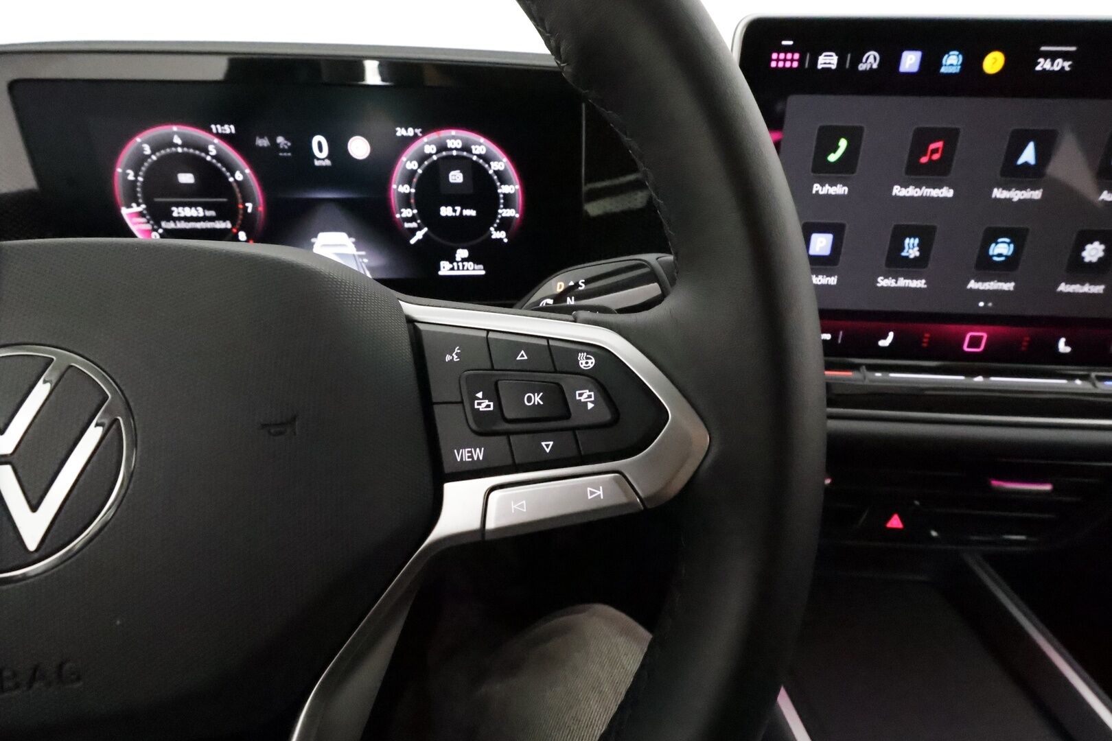 VOLKSWAGEN PASSAT 2024 Variant Business 1,5 eTSI 110kW DSG **Webasto / Koukku / Adapt.Vakkari / LED-valot / P.kamera / Hierovat Sporttipenkit** - 3,99 % KORKOTARJOUS TÄHÄN AUTOON 31.8. ASTI! - Huippuvarusteltu! / 2x Renkaat