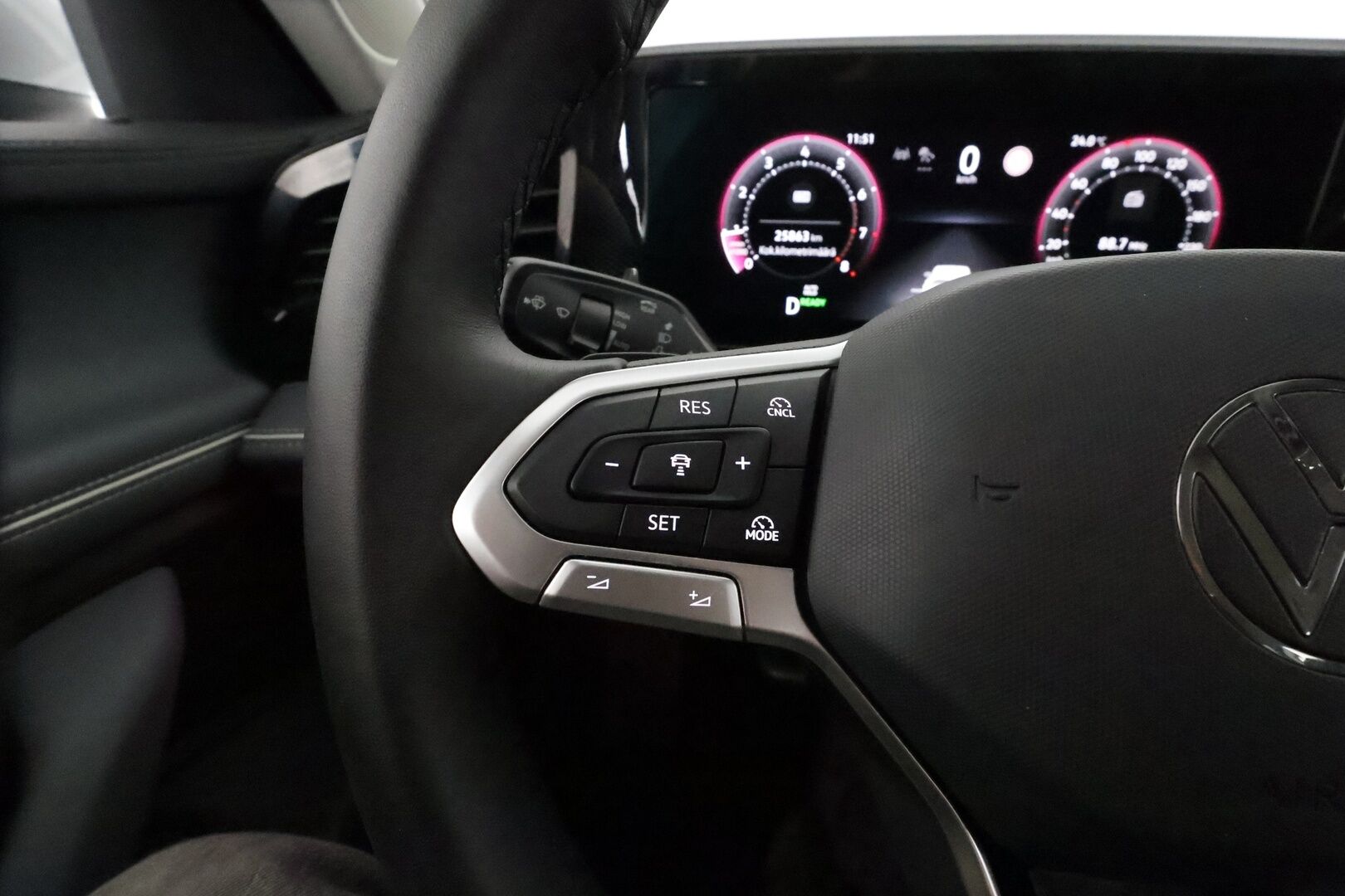 VOLKSWAGEN PASSAT 2024 Variant Business 1,5 eTSI 110kW DSG **Webasto / Koukku / Adapt.Vakkari / LED-valot / P.kamera / Hierovat Sporttipenkit** - 3,99 % KORKOTARJOUS TÄHÄN AUTOON 31.8. ASTI! - Huippuvarusteltu! / 2x Renkaat