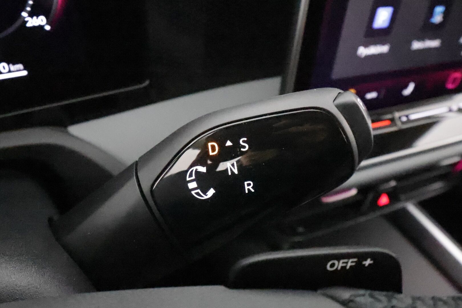 VOLKSWAGEN PASSAT 2024 Variant Business 1,5 eTSI 110kW DSG **Webasto / Koukku / Adapt.Vakkari / LED-valot / P.kamera / Hierovat Sporttipenkit** - 3,99 % KORKOTARJOUS TÄHÄN AUTOON 31.8. ASTI! - Huippuvarusteltu! / 2x Renkaat