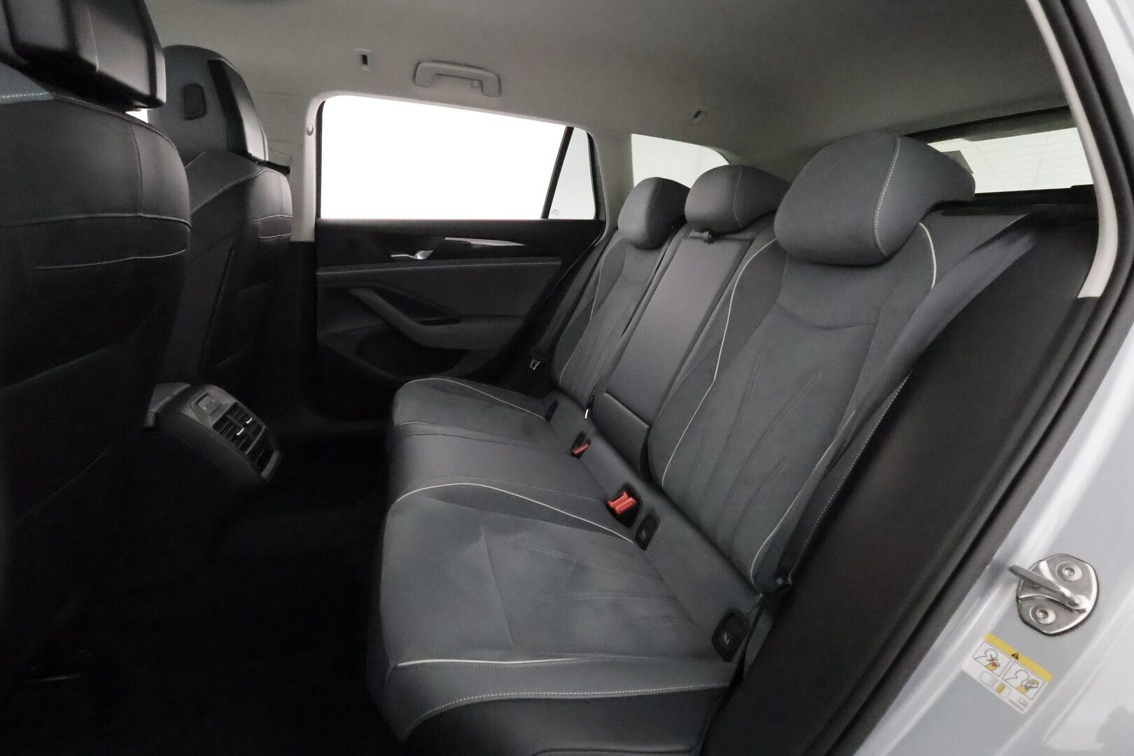 VOLKSWAGEN PASSAT 2024 Variant Business 1,5 eTSI 110kW DSG **Webasto / Koukku / Adapt.Vakkari / LED-valot / P.kamera / Hierovat Sporttipenkit** - 3,99 % KORKOTARJOUS TÄHÄN AUTOON 31.8. ASTI! - Huippuvarusteltu! / 2x Renkaat