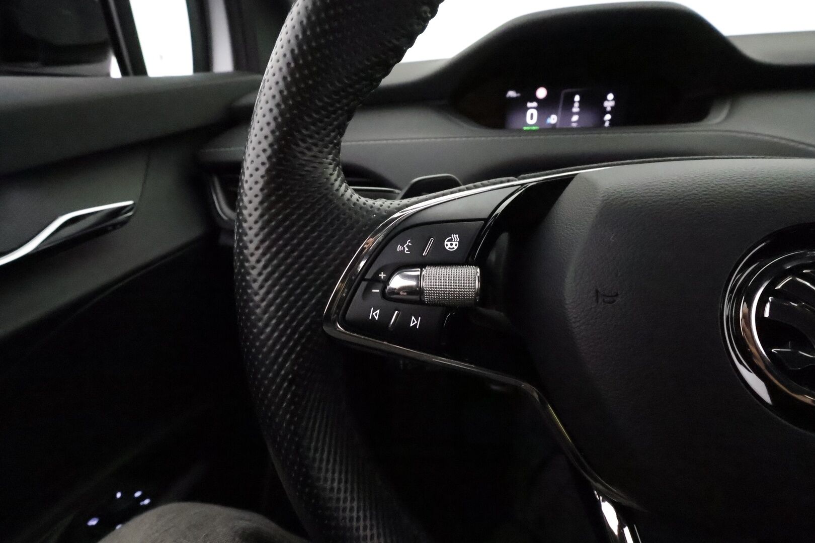 SKODA ENYAQ 2021 IV 80 Sportline **Lämpöpumppu / Matrix-LED / Koukku / Adapt.vakkari / 360 kamera / Muistipenkki - 3,99 % KORKOTARJOUS TÄHÄN AUTOON - Merkkihuollettu 