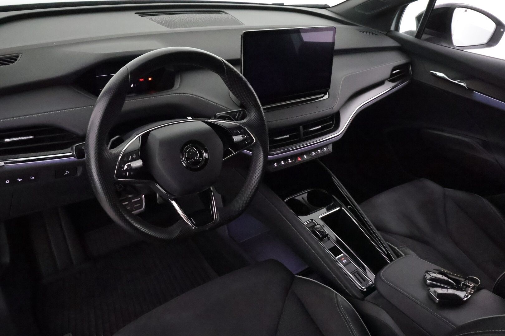 SKODA ENYAQ 2021 IV 80 Sportline **Lämpöpumppu / Matrix-LED / Koukku / Adapt.vakkari / 360 kamera / Muistipenkki - 3,99 % KORKOTARJOUS TÄHÄN AUTOON - Merkkihuollettu 