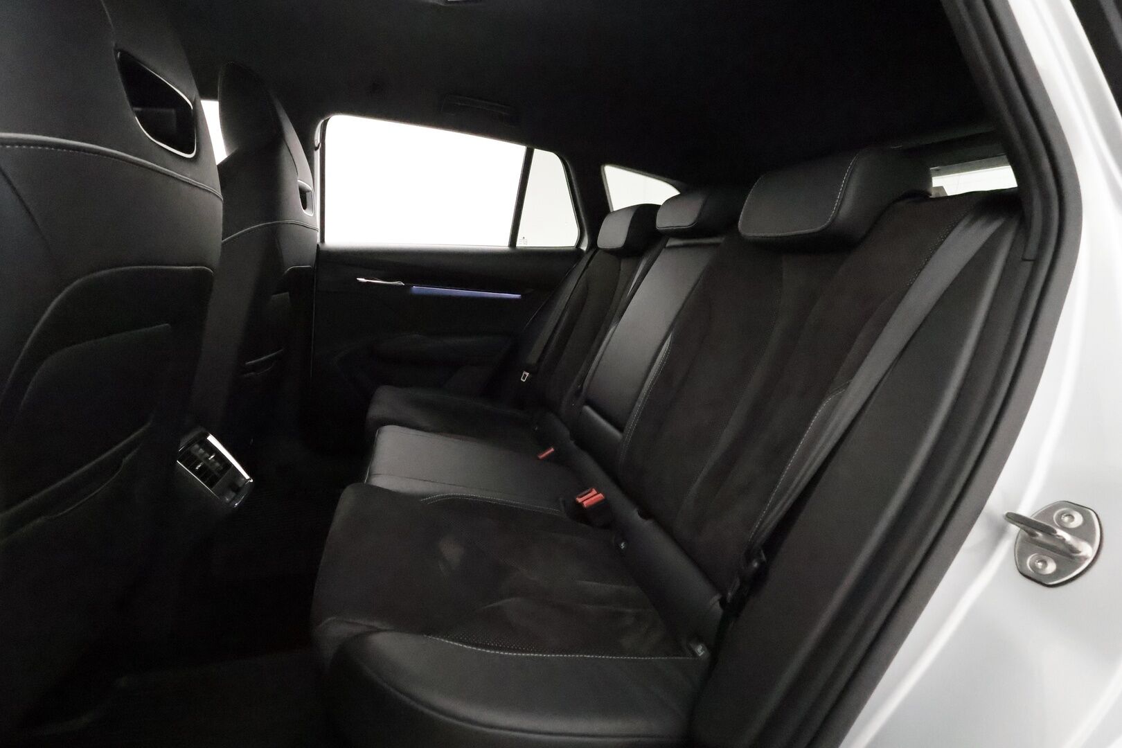 SKODA ENYAQ 2021 IV 80 Sportline **Lämpöpumppu / Matrix-LED / Koukku / Adapt.vakkari / 360 kamera / Muistipenkki - 3,99 % KORKOTARJOUS TÄHÄN AUTOON - Merkkihuollettu 