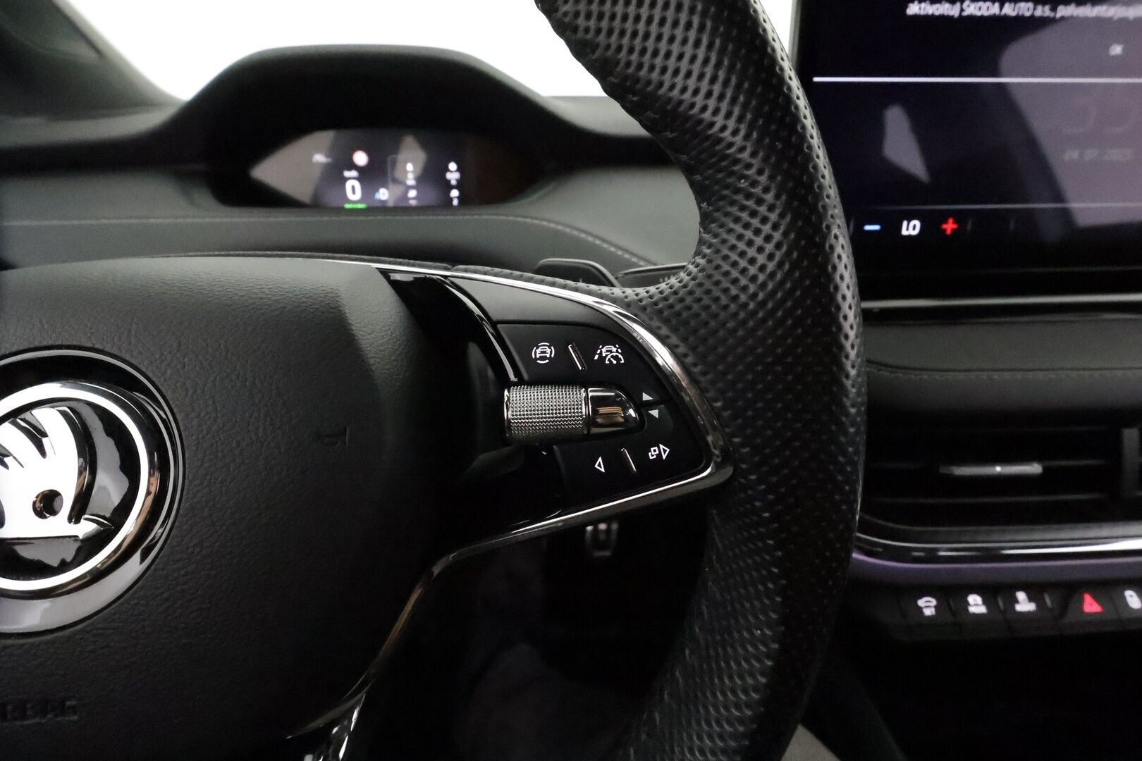 SKODA ENYAQ 2021 IV 80 Sportline **Lämpöpumppu / Matrix-LED / Koukku / Adapt.vakkari / 360 kamera / Muistipenkki - 3,99 % KORKOTARJOUS TÄHÄN AUTOON - Merkkihuollettu 