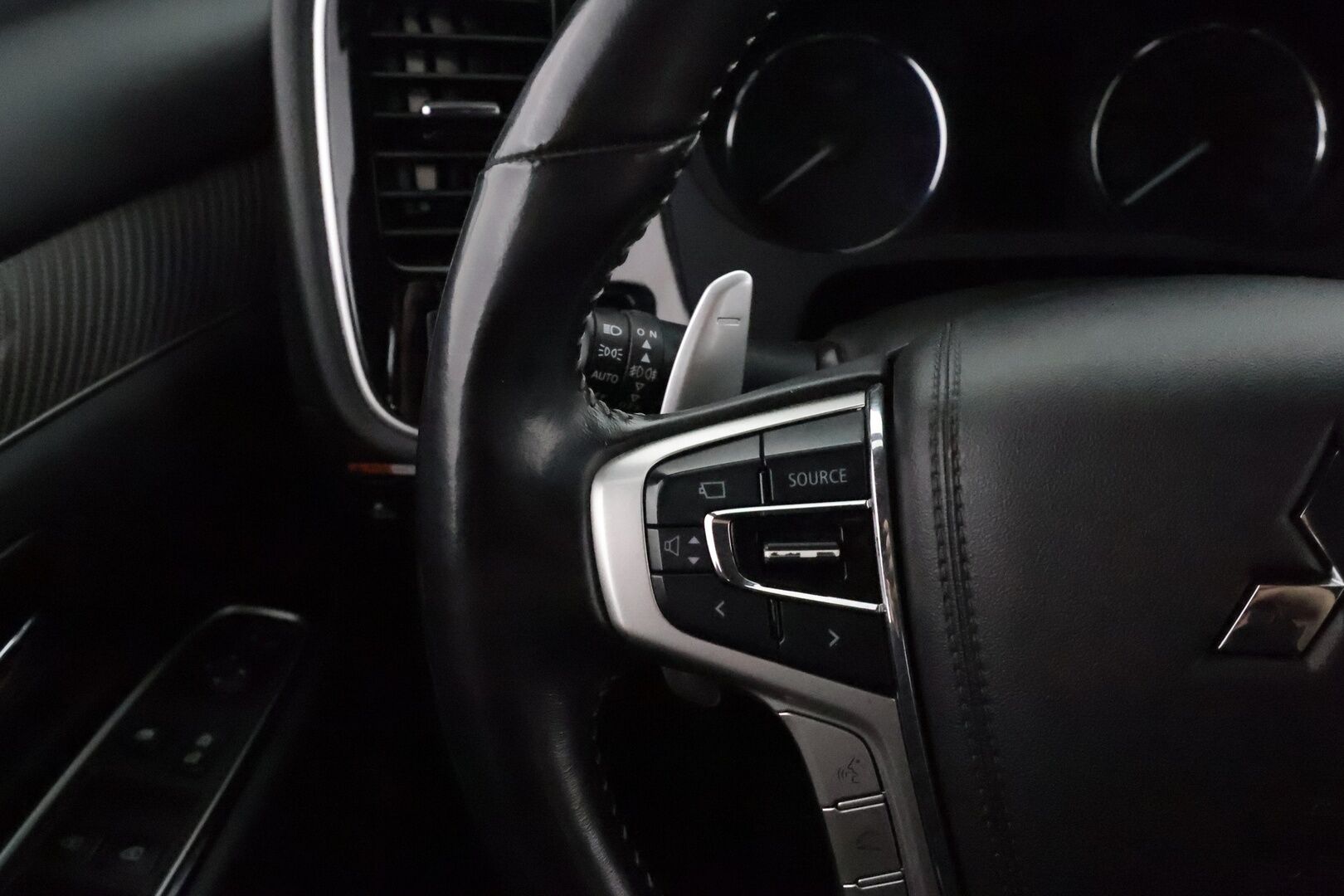 MITSUBISHI OUTLANDER PHEV 2019 2,4 PHEV Instyle 4WD **Koukku / Adapt.Vakkari / LED-valot / 360° / Nahkaverhoilu / Kaistavahti / Keyless** - Kahdet Renkaat / Merkkihuollettu!