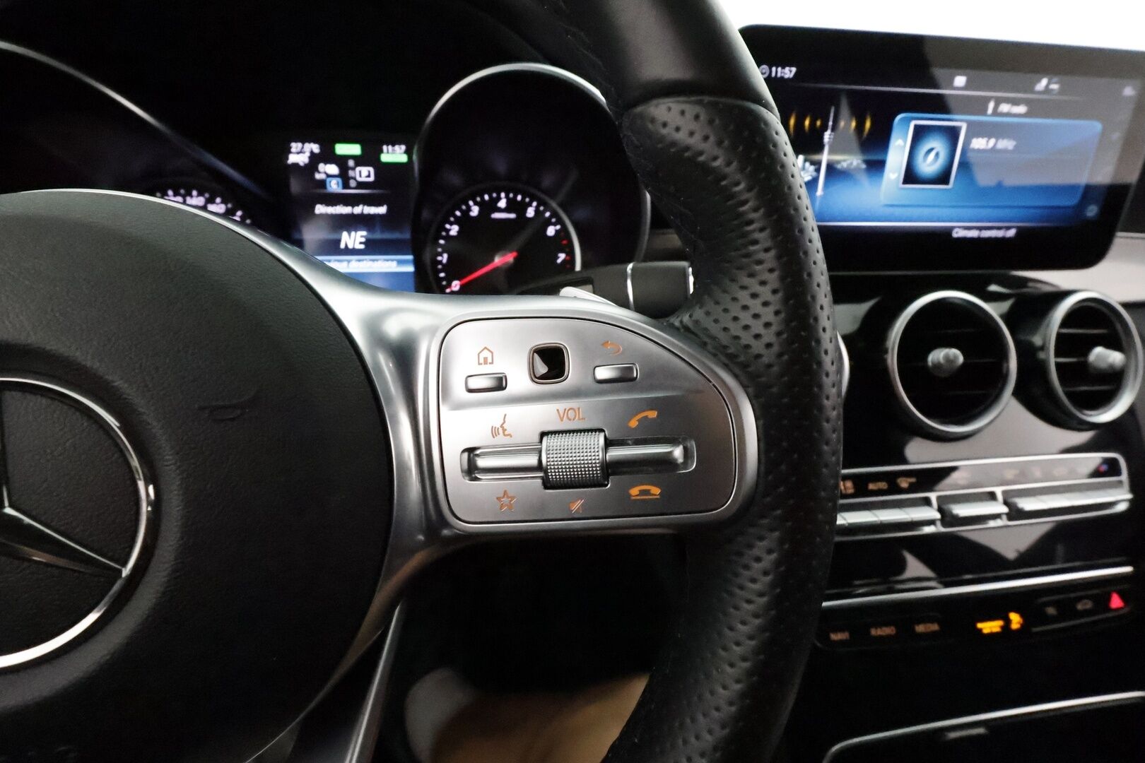 MERCEDES-BENZ C 2020 300 e T A Business AMG Edition EQ Power **Koukku / Adapt.Vakkari / LED-High Performance / P.kamera / Sporttipenkit** - Akku kuntotarkastettu / 2x Latauskaapelit / Kahdet Renkaat