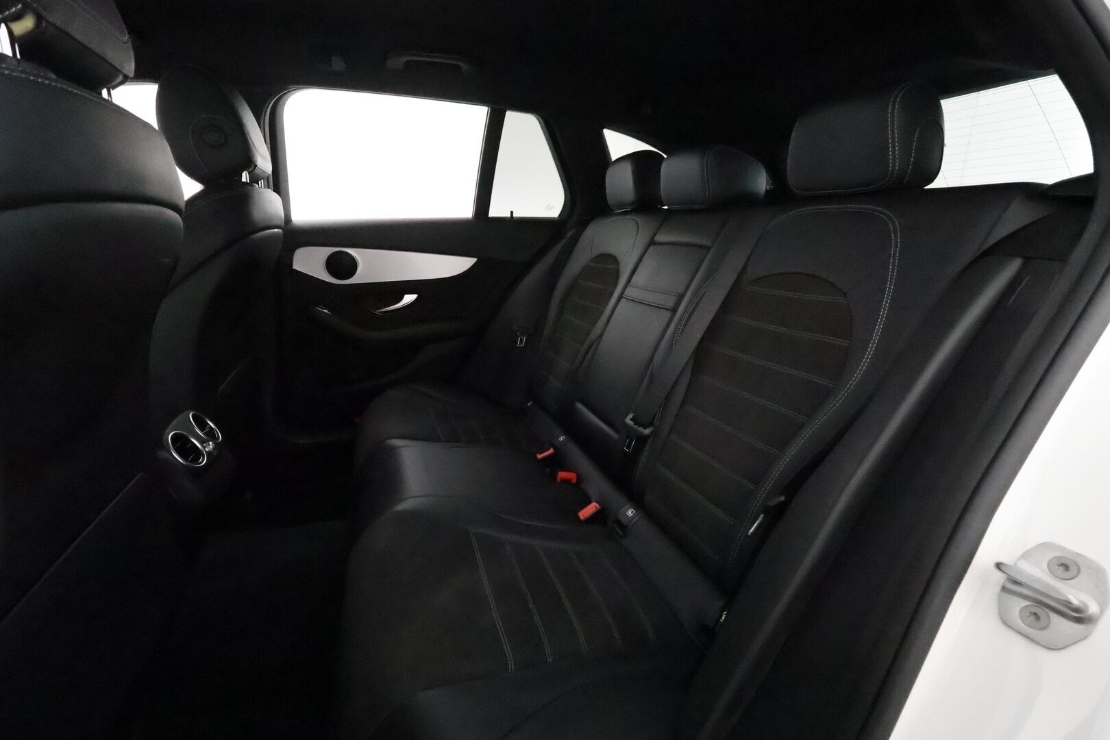 MERCEDES-BENZ C 2020 300 e T A Business AMG Edition EQ Power **Koukku / DTR Pro / LED-High Performance / P.kamera / Sporttipenkit** - Kahdet hyvät renkaat / 2x Latauskaapelit / Todella siistikuntoinen