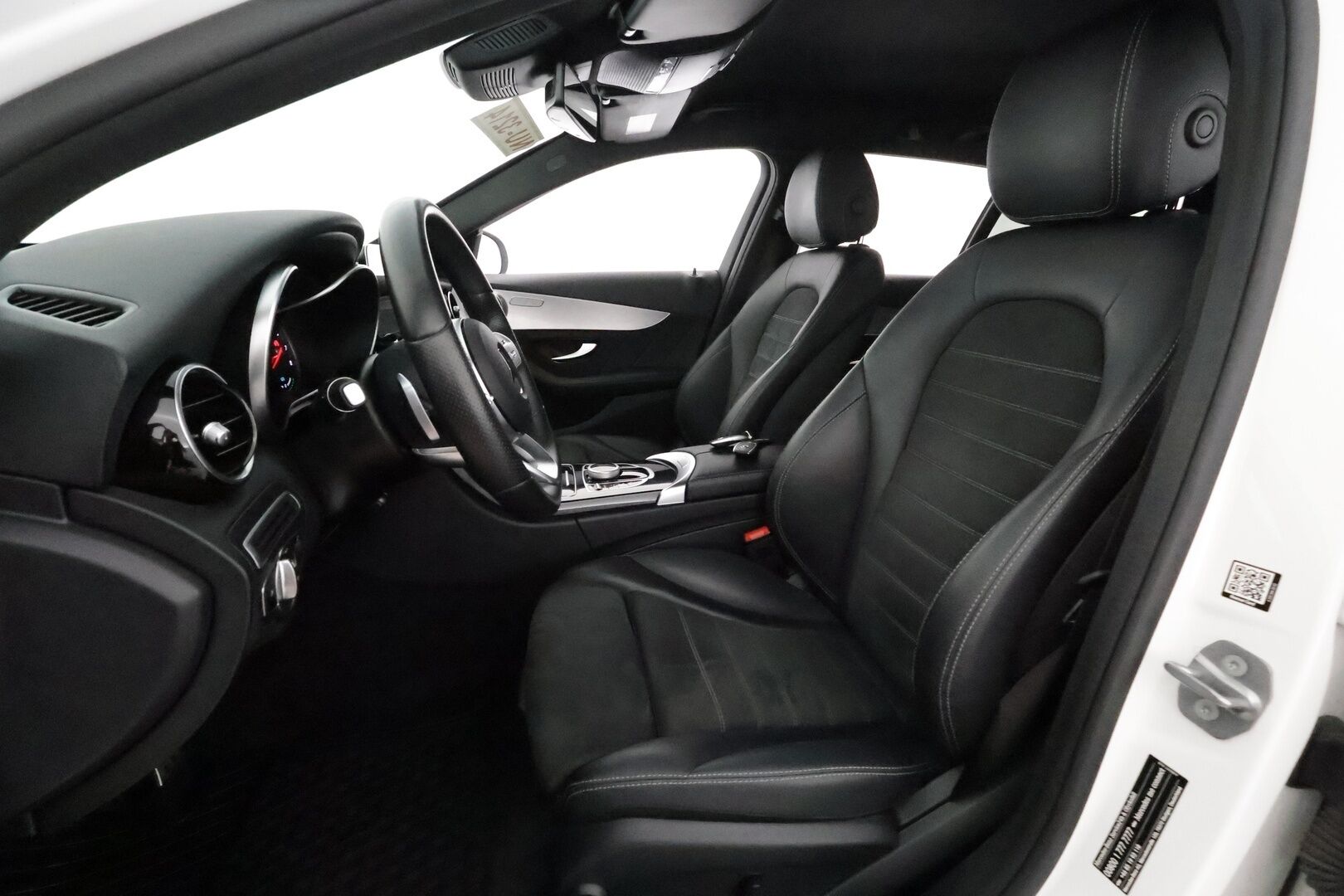 MERCEDES-BENZ C 2020 300 e T A Business AMG Edition EQ Power **Koukku / DTR Pro / LED-High Performance / P.kamera / Sporttipenkit** - Kahdet hyvät renkaat / 2x Latauskaapelit / Todella siistikuntoinen