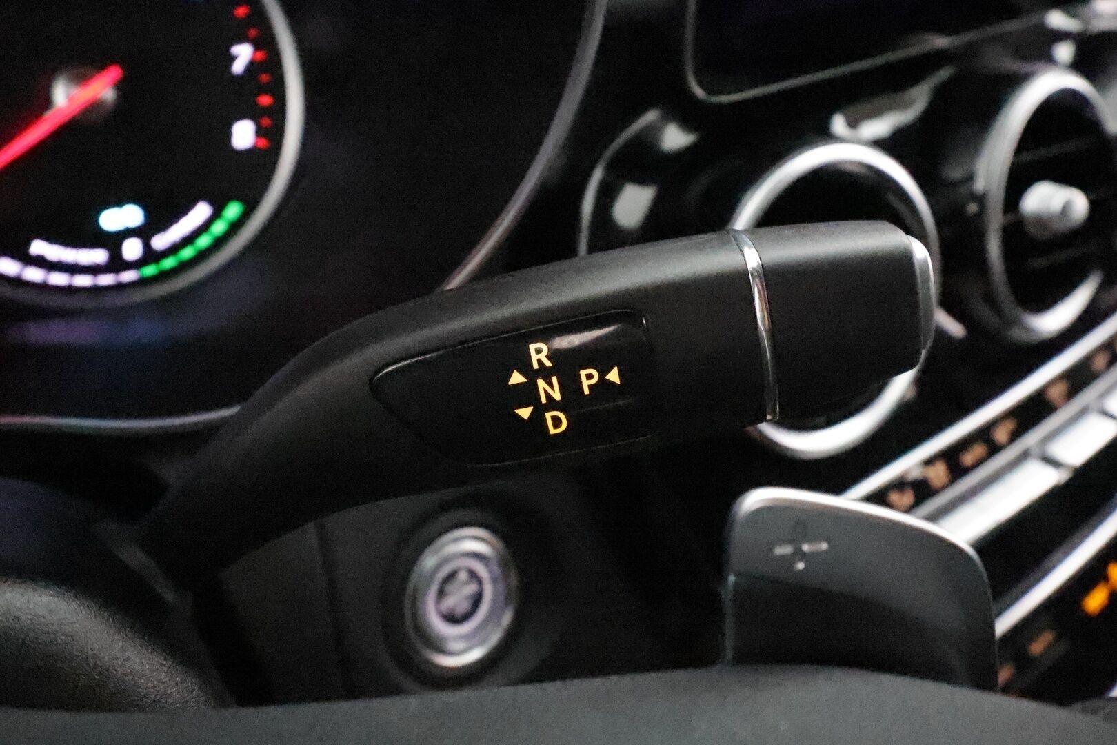 MERCEDES-BENZ C 2020 300 e T A Business AMG Edition EQ Power **Koukku / DTR Pro / LED-High Performance / P.kamera / Sporttipenkit** - Kahdet hyvät renkaat / 2x Latauskaapelit / Todella siistikuntoinen