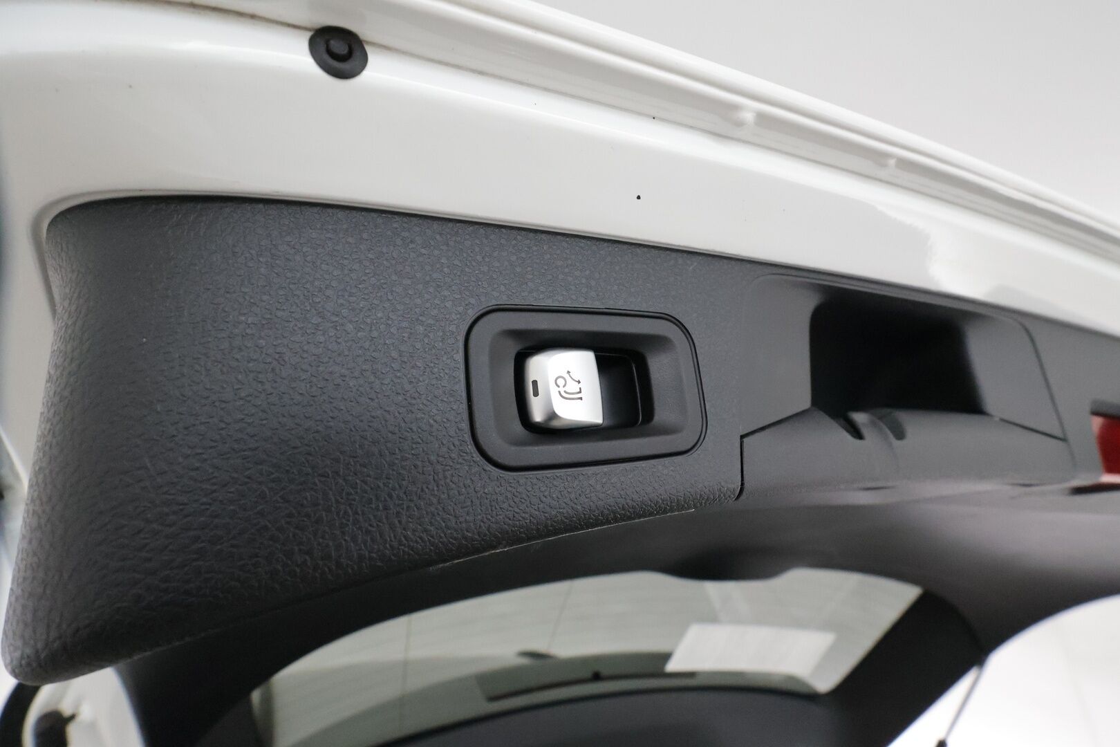 MERCEDES-BENZ C 2020 300 e T A Business AMG Edition EQ Power **Koukku / DTR Pro / LED-High Performance / P.kamera / Sporttipenkit** - Kahdet hyvät renkaat / 2x Latauskaapelit / Todella siistikuntoinen