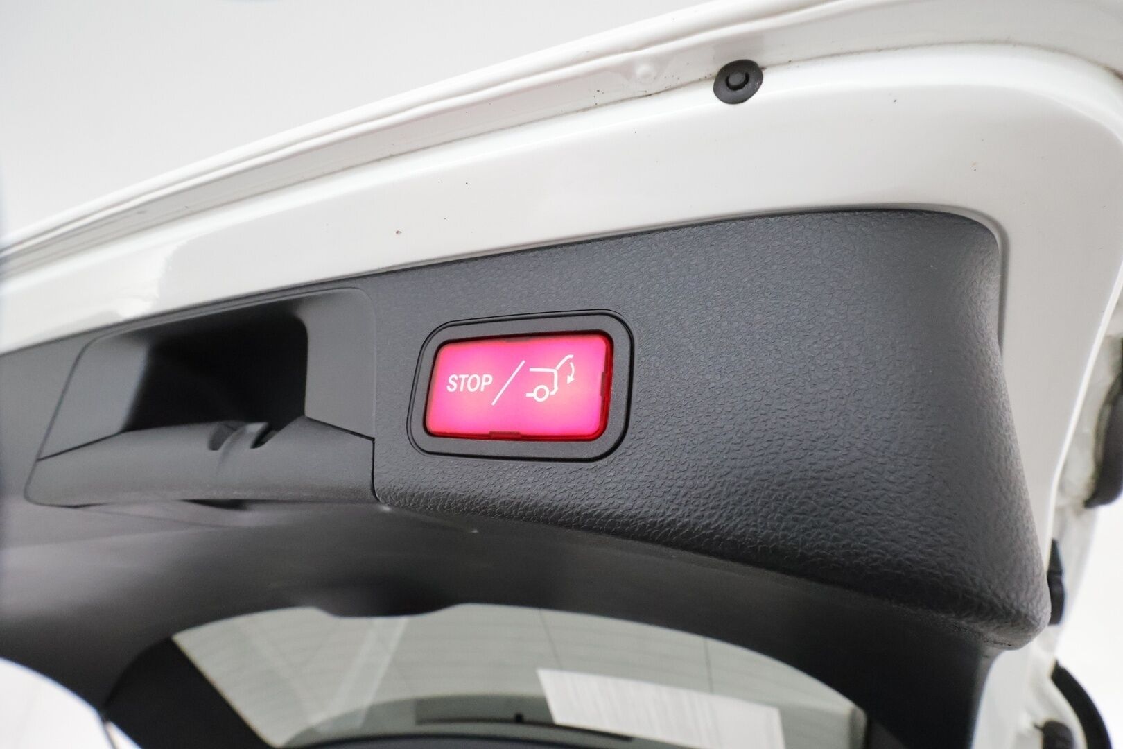 MERCEDES-BENZ C 2020 300 e T A Business AMG Edition EQ Power **Koukku / DTR Pro / LED-High Performance / P.kamera / Sporttipenkit** - Kahdet hyvät renkaat / 2x Latauskaapelit / Todella siistikuntoinen