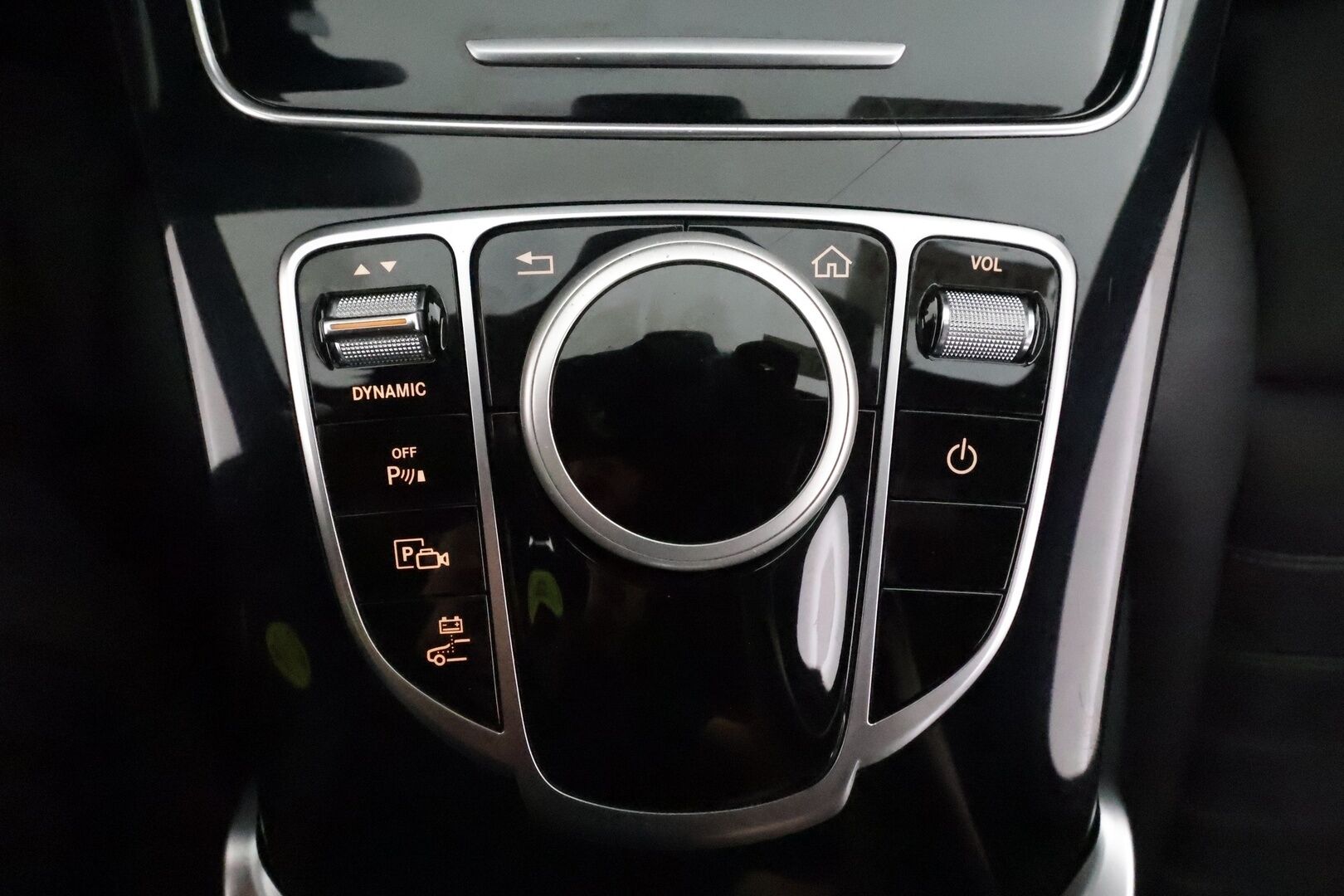 MERCEDES-BENZ C 2020 300 e T A Business AMG Edition EQ Power **Koukku / DTR Pro / LED-High Performance / P.kamera / Sporttipenkit** - Kahdet hyvät renkaat / 2x Latauskaapelit / Todella siistikuntoinen