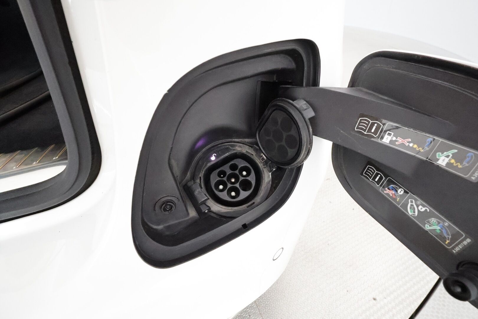 MERCEDES-BENZ C 2020 300 e T A Business AMG Edition EQ Power **Koukku / DTR Pro / LED-High Performance / P.kamera / Sporttipenkit** - Kahdet hyvät renkaat / 2x Latauskaapelit / Todella siistikuntoinen