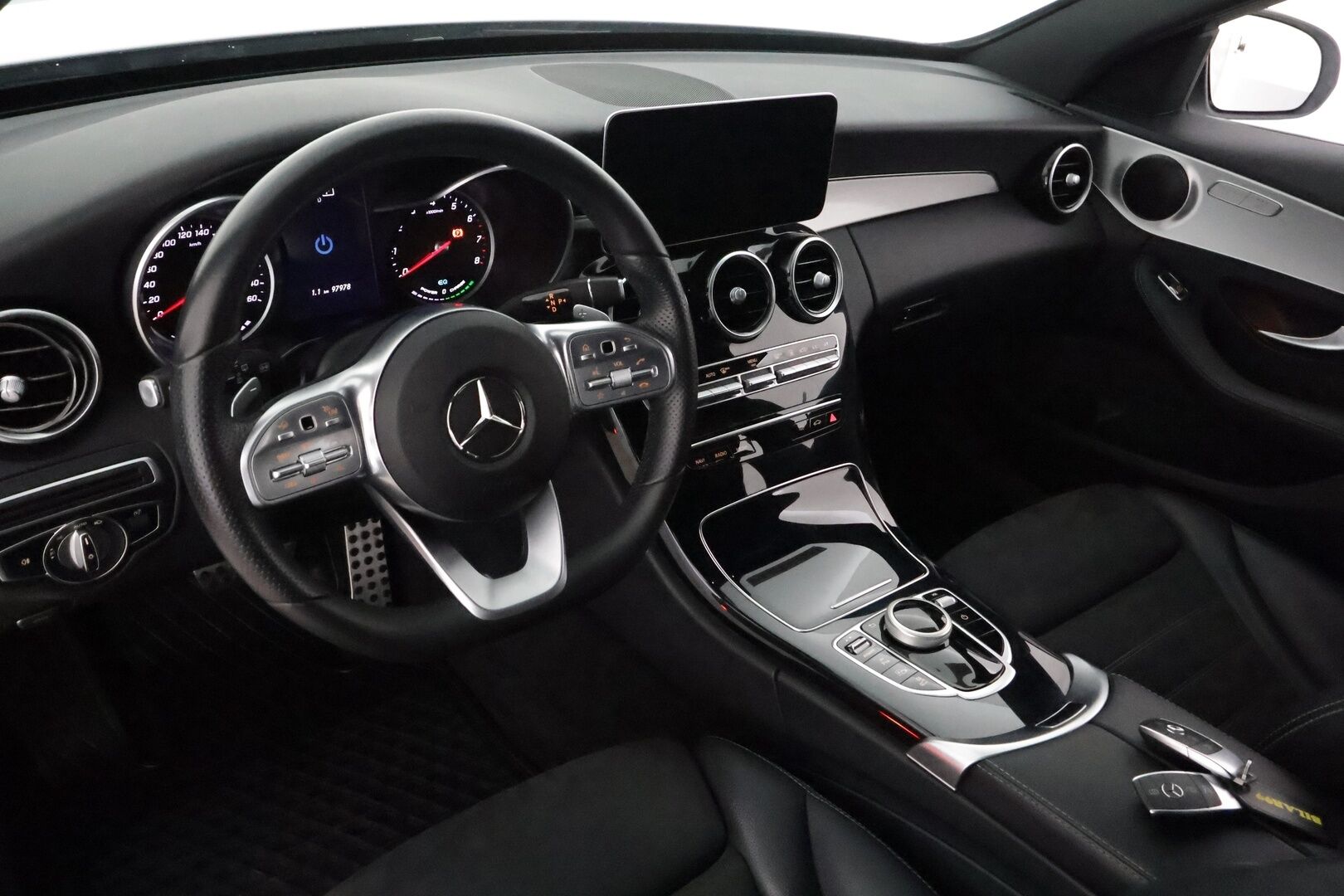 MERCEDES-BENZ C 2020 300 e T A Business AMG Edition EQ Power **Koukku / Adapt.Vakkari / LED-High Performance / P.kamera / Sporttipenkit** - Akku kuntotarkastettu / 2x Latauskaapelit / Kahdet Renkaat