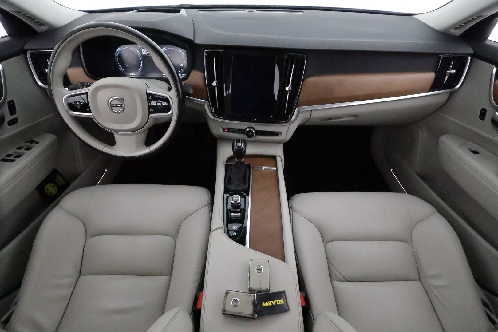 Volvo V90 2017 D5 AWD Inscription aut **HUD / Adapt.vakkari / Koukku / 360.kamera / Muistipenkki / Vaaleat nahat / Full LED / Navi** - 3,99 % KORKOTARJOUS TÄHÄN AUTOON - Kahdet renkaat aluvanteilla / Penkinlämmittimet takana / BLIS 