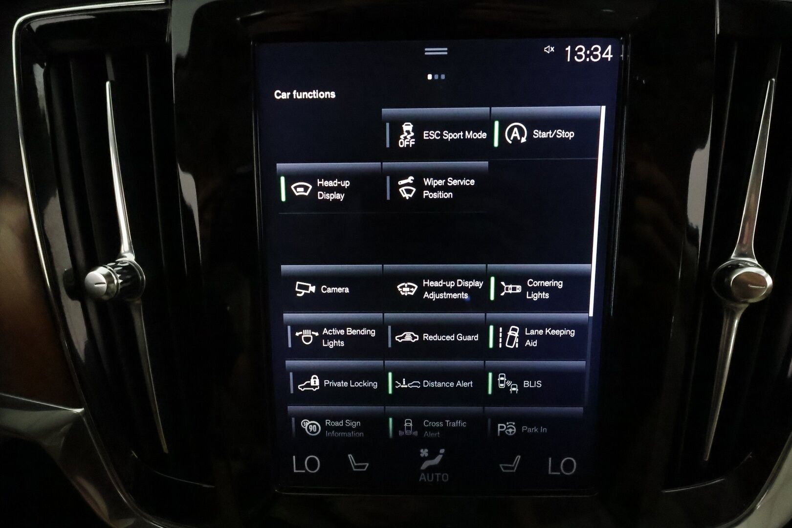 Volvo V90 2017 D5 AWD Inscription aut **HUD / Adapt.vakkari / Koukku / 360.kamera / Muistipenkki / Vaaleat nahat / Full LED / Navi** - 3,99 % KORKOTARJOUS TÄHÄN AUTOON - Kahdet renkaat aluvanteilla / Penkinlämmittimet takana / BLIS 
