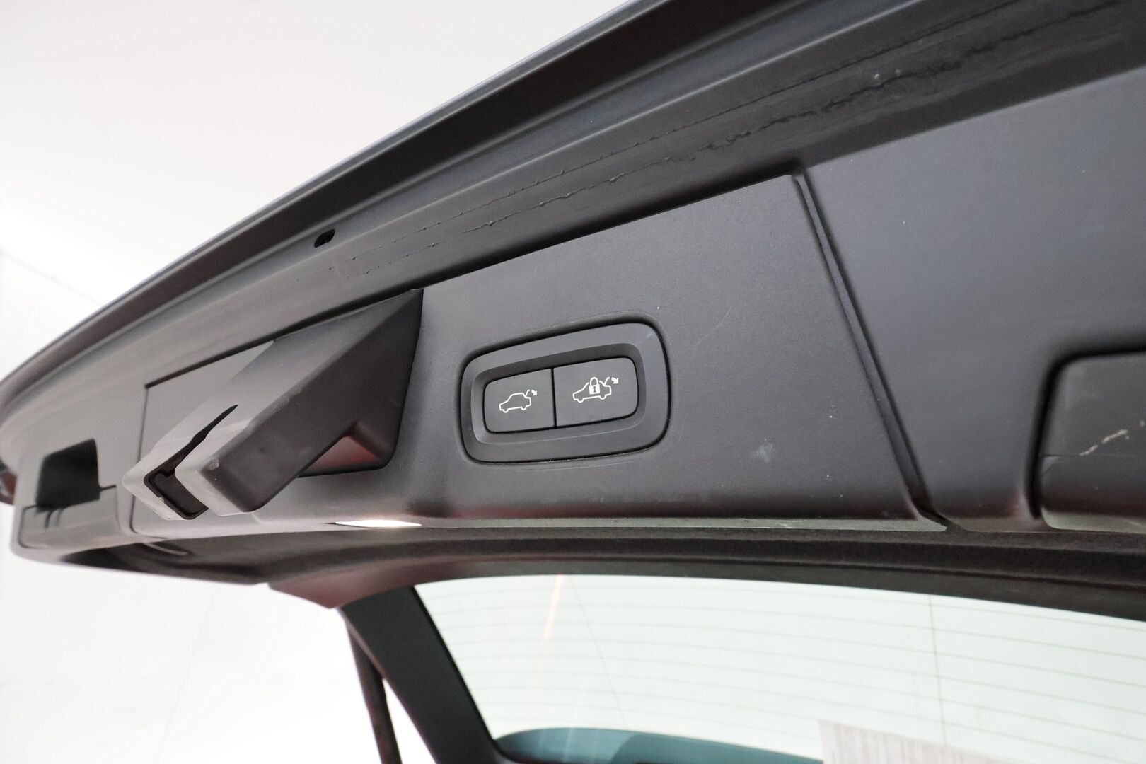 Volvo V90 2017 D5 AWD Inscription aut **HUD / Adapt.vakkari / Koukku / 360.kamera / Muistipenkki / Vaaleat nahat / Full LED / Navi** - 3,99 % KORKOTARJOUS TÄHÄN AUTOON - Kahdet renkaat aluvanteilla / Penkinlämmittimet takana / BLIS 