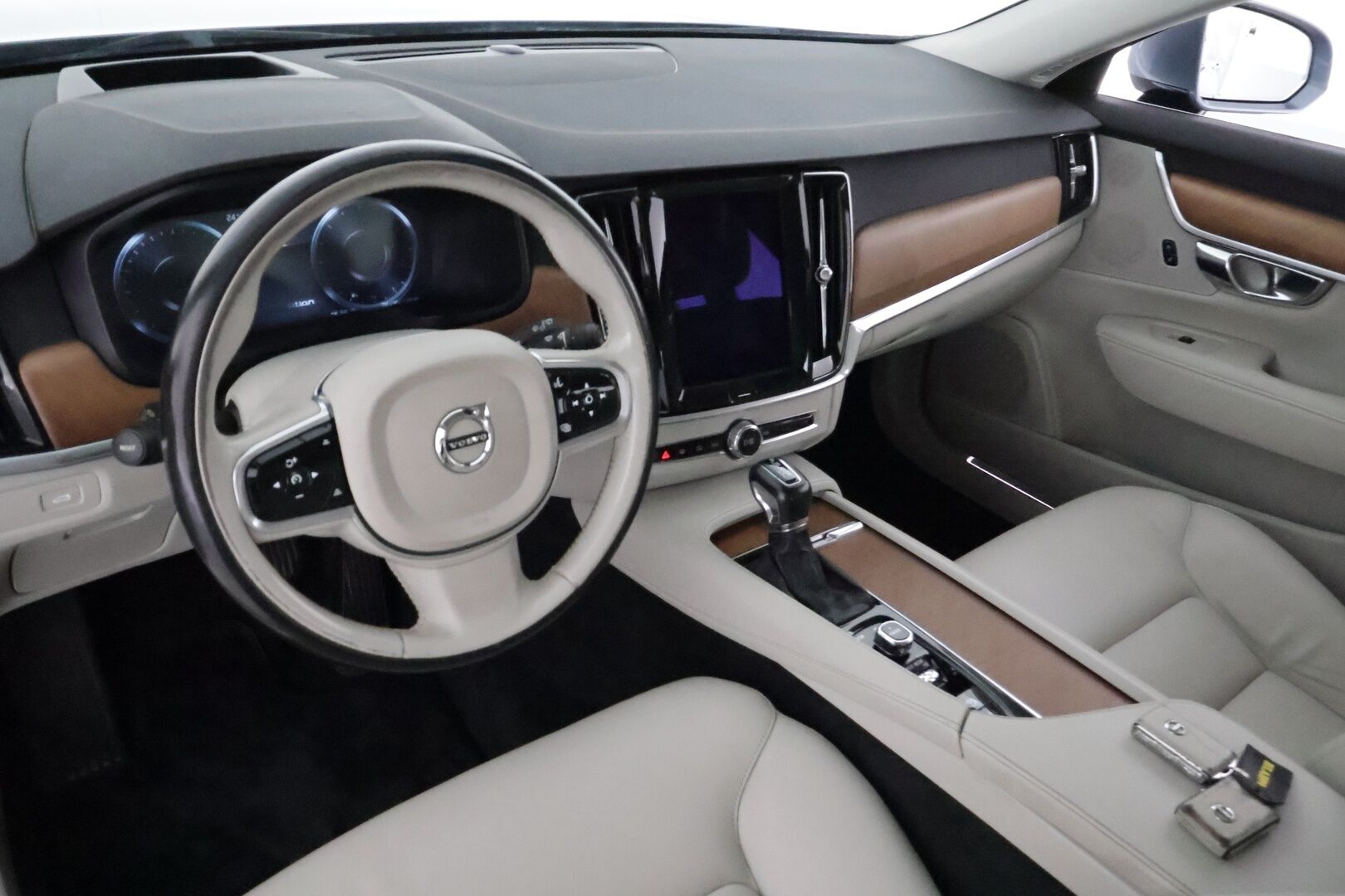 Volvo V90 2017 D5 AWD Inscription aut **HUD / Adapt.vakkari / Koukku / 360.kamera / Muistipenkki / Vaaleat nahat / Full LED / Navi** - 3,99 % KORKOTARJOUS TÄHÄN AUTOON - Kahdet renkaat aluvanteilla / Penkinlämmittimet takana / BLIS 