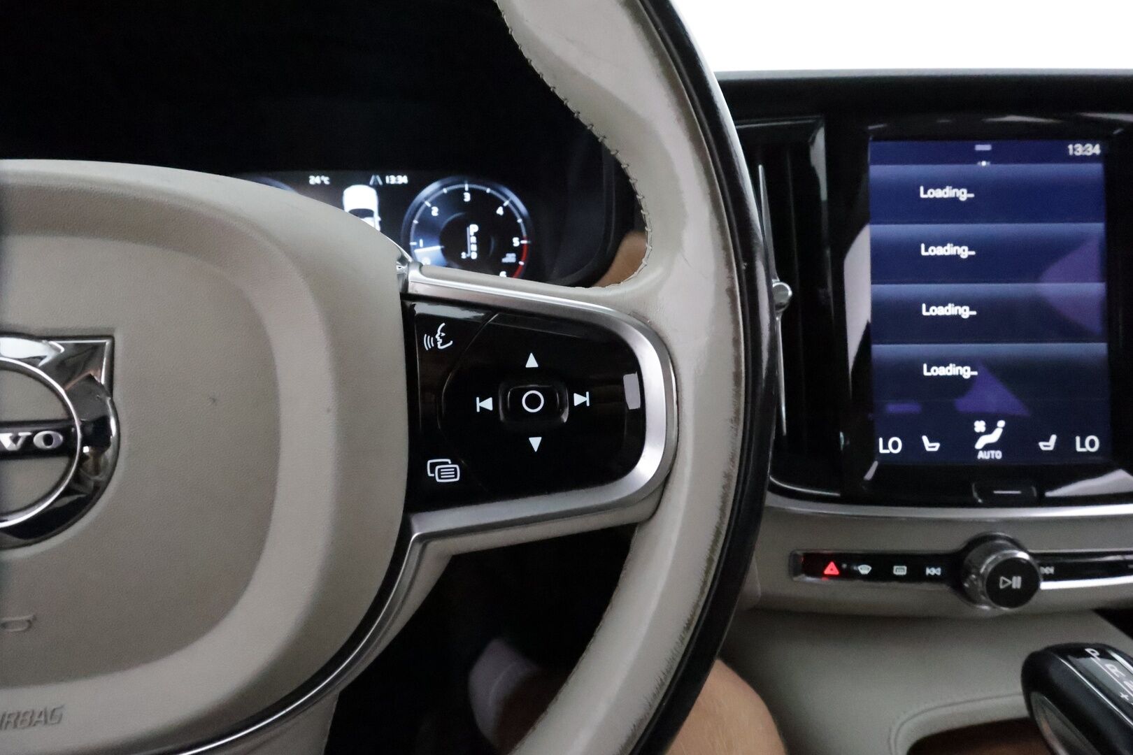 Volvo V90 2017 D5 AWD Inscription aut **HUD / Adapt.vakkari / Koukku / 360.kamera / Muistipenkki / Vaaleat nahat / Full LED / Navi** - 3,99 % KORKOTARJOUS TÄHÄN AUTOON - Kahdet renkaat aluvanteilla / Penkinlämmittimet takana / BLIS 