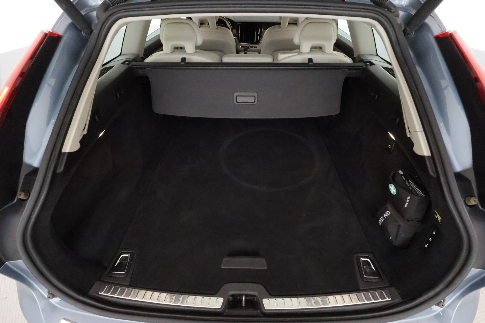 Volvo V90 2017 D5 AWD Inscription aut **HUD / Adapt.vakkari / Koukku / 360.kamera / Muistipenkki / Vaaleat nahat / Full LED / Navi** - 3,99 % KORKOTARJOUS TÄHÄN AUTOON - Kahdet renkaat aluvanteilla / Penkinlämmittimet takana / BLIS 