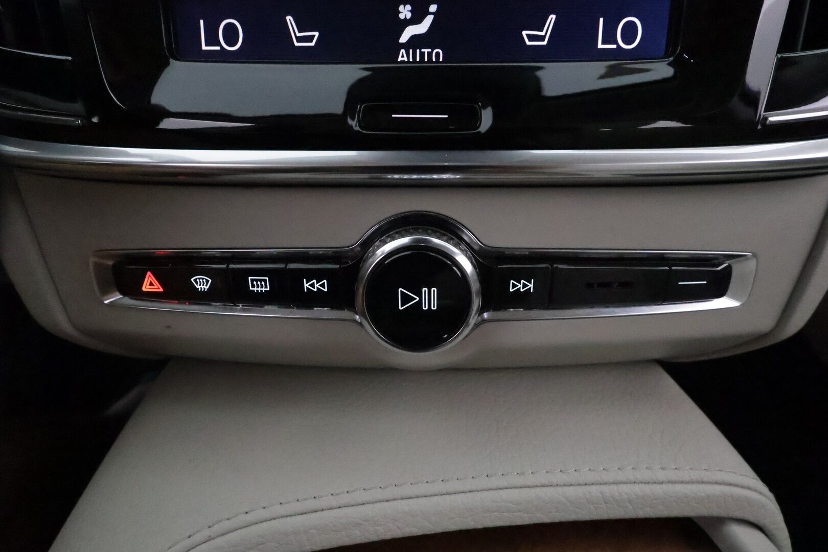 Volvo V90 2017 D5 AWD Inscription aut **HUD / Adapt.vakkari / Koukku / 360.kamera / Muistipenkki / Vaaleat nahat / Full LED / Navi** - 3,99 % KORKOTARJOUS TÄHÄN AUTOON - Kahdet renkaat aluvanteilla / Penkinlämmittimet takana / BLIS 