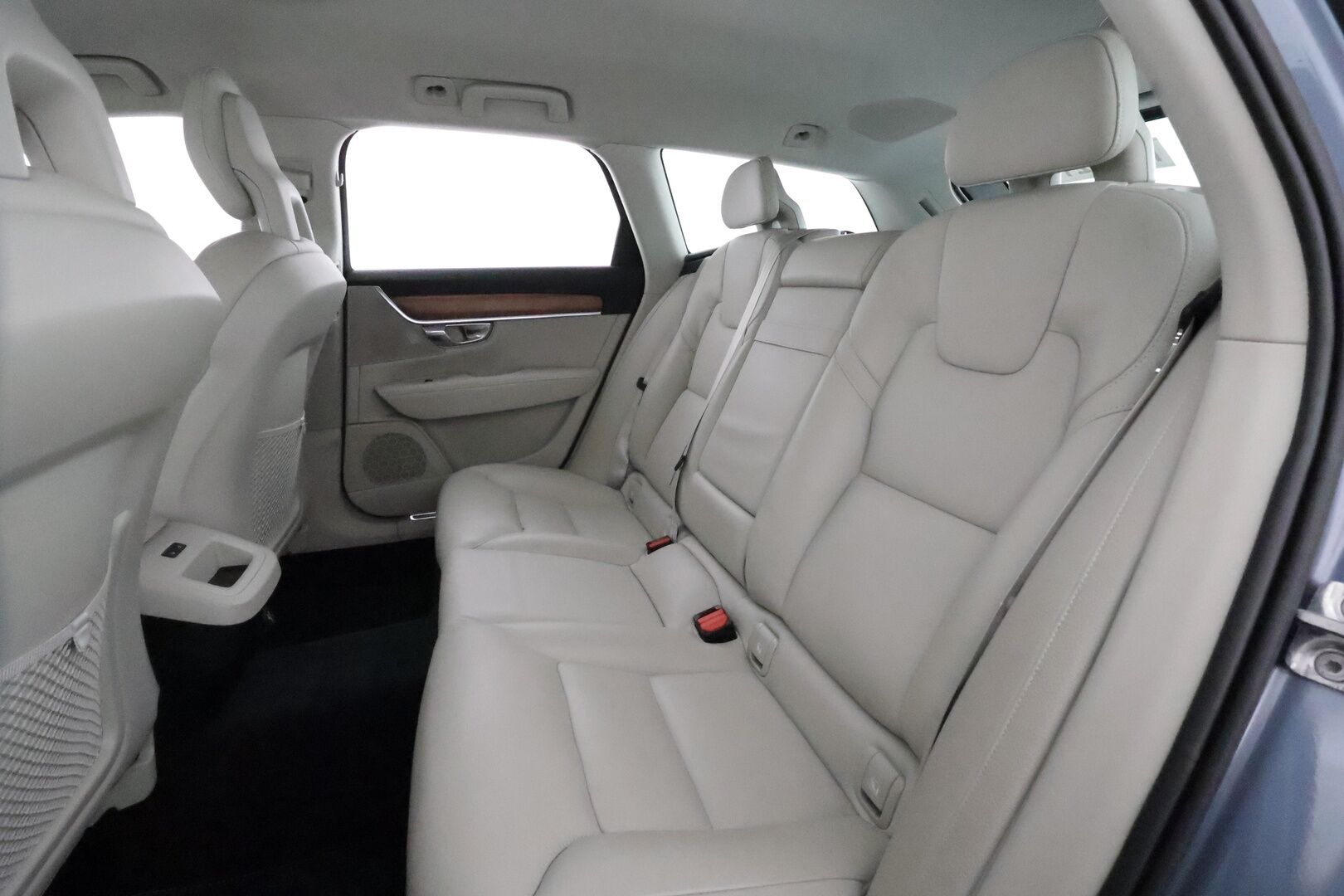 Volvo V90 2017 D5 AWD Inscription aut **HUD / Adapt.vakkari / Koukku / 360.kamera / Muistipenkki / Vaaleat nahat / Full LED / Navi** - 3,99 % KORKOTARJOUS TÄHÄN AUTOON - Kahdet renkaat aluvanteilla / Penkinlämmittimet takana / BLIS 