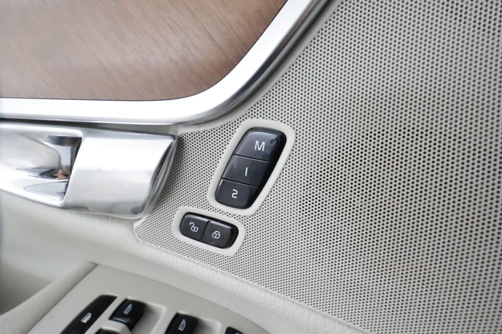 Volvo V90 2017 D5 AWD Inscription aut **HUD / Adapt.vakkari / Koukku / 360.kamera / Muistipenkki / Vaaleat nahat / Full LED / Navi** - 3,99 % KORKOTARJOUS TÄHÄN AUTOON - Kahdet renkaat aluvanteilla / Penkinlämmittimet takana / BLIS 