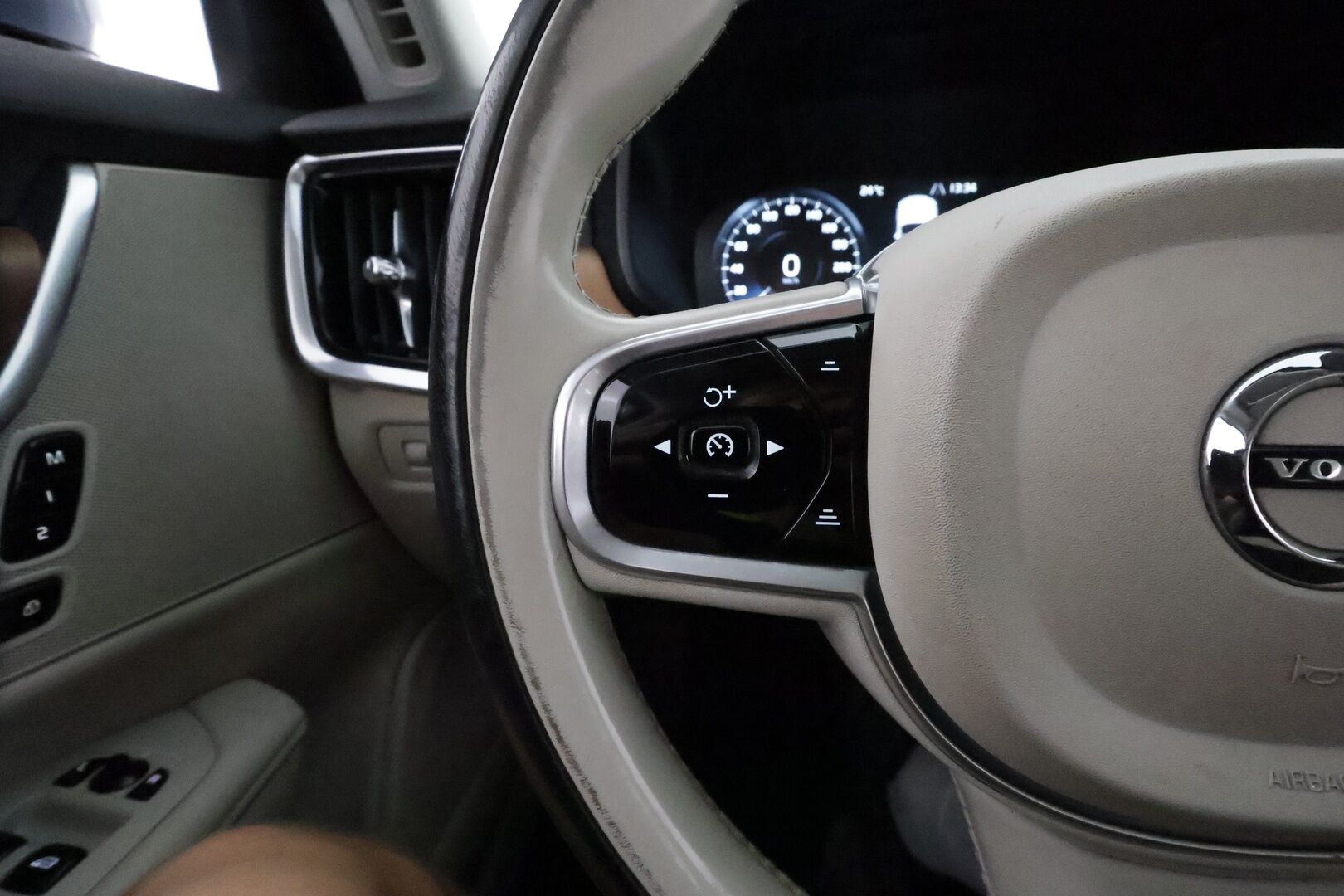 Volvo V90 2017 D5 AWD Inscription aut **HUD / Adapt.vakkari / Koukku / 360.kamera / Muistipenkki / Vaaleat nahat / Full LED / Navi** - 3,99 % KORKOTARJOUS TÄHÄN AUTOON - Kahdet renkaat aluvanteilla / Penkinlämmittimet takana / BLIS 