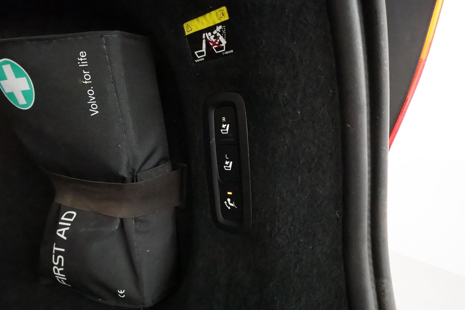 Volvo V90 2017 D5 AWD Inscription aut **HUD / Adapt.vakkari / Koukku / 360.kamera / Muistipenkki / Vaaleat nahat / Full LED / Navi** - 3,99 % KORKOTARJOUS TÄHÄN AUTOON - Kahdet renkaat aluvanteilla / Penkinlämmittimet takana / BLIS 