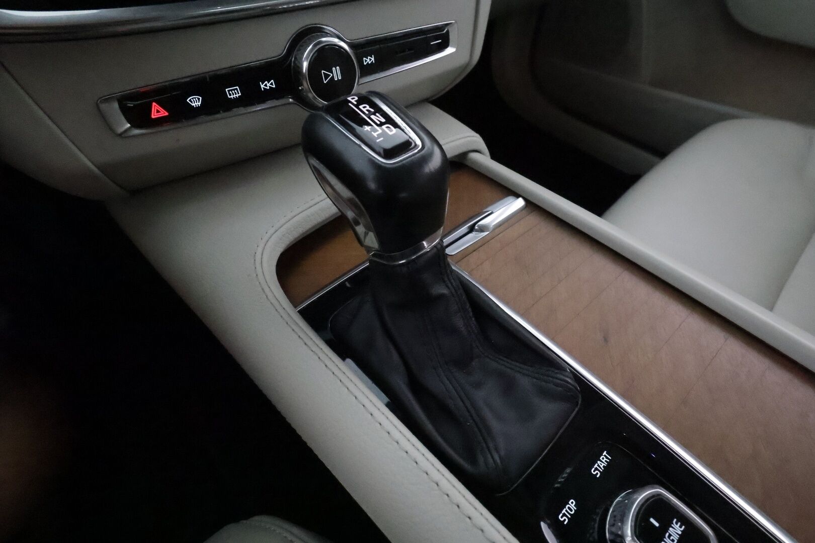 Volvo V90 2017 D5 AWD Inscription aut **HUD / Adapt.vakkari / Koukku / 360.kamera / Muistipenkki / Vaaleat nahat / Full LED / Navi** - 3,99 % KORKOTARJOUS TÄHÄN AUTOON - Kahdet renkaat aluvanteilla / Penkinlämmittimet takana / BLIS 